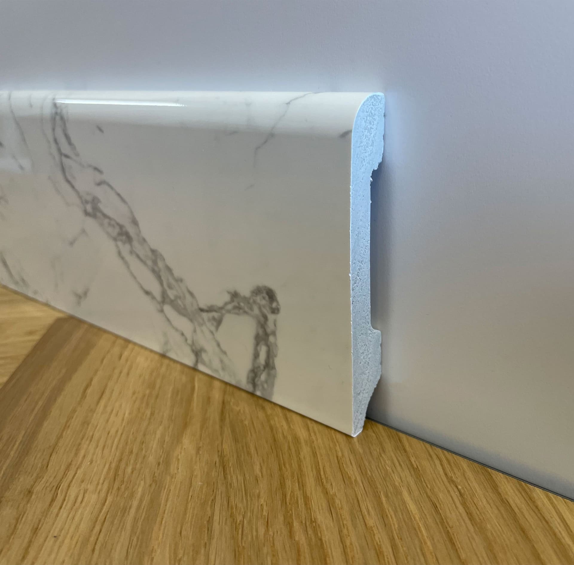 Bancale da 104ml di Battiscopa BC Lucido MARMO CARRARA 85x14x2000mm in POLIMERI - Eternal Parquet