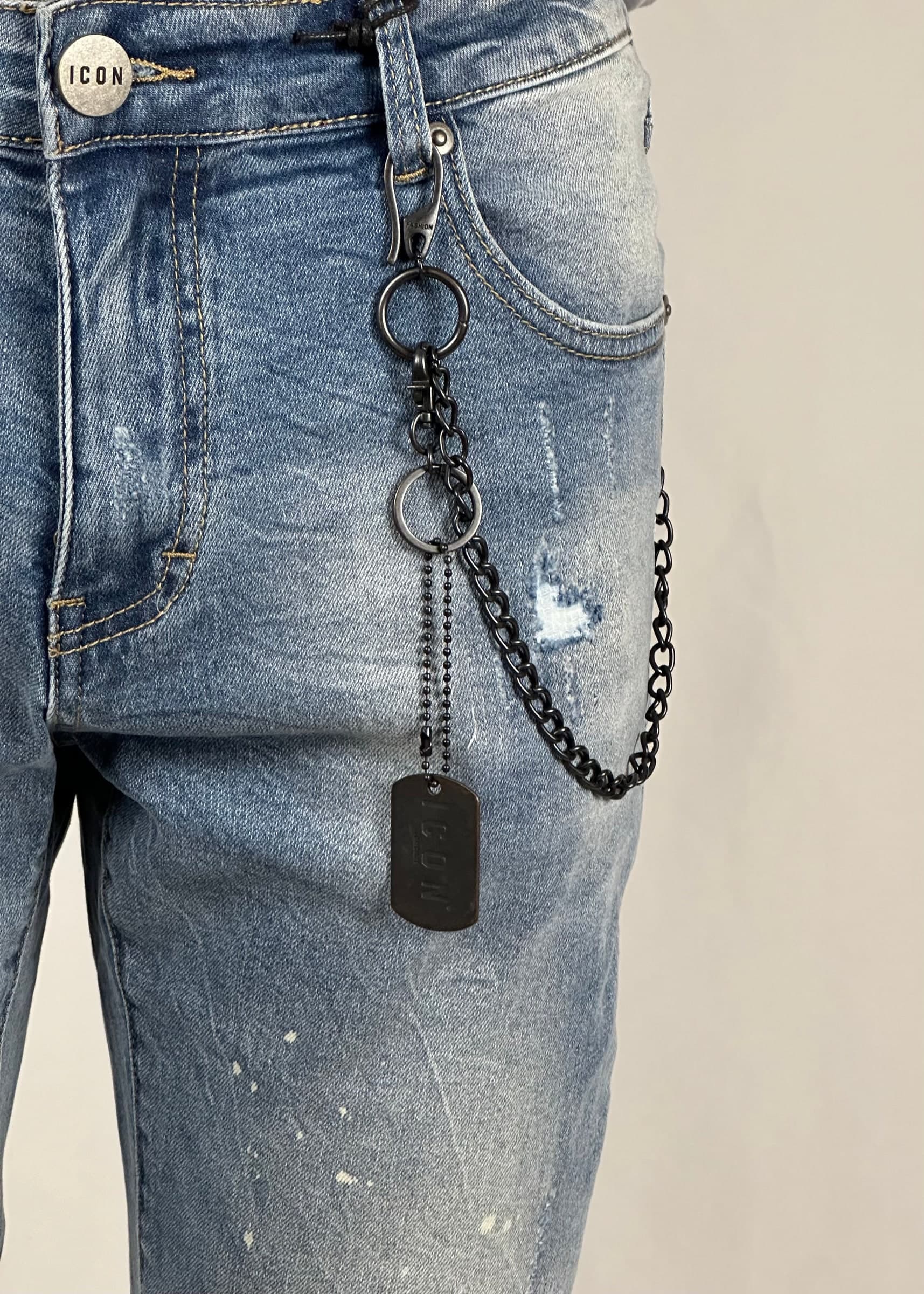 Jeans-cinque-tasche-con-logo-bianco