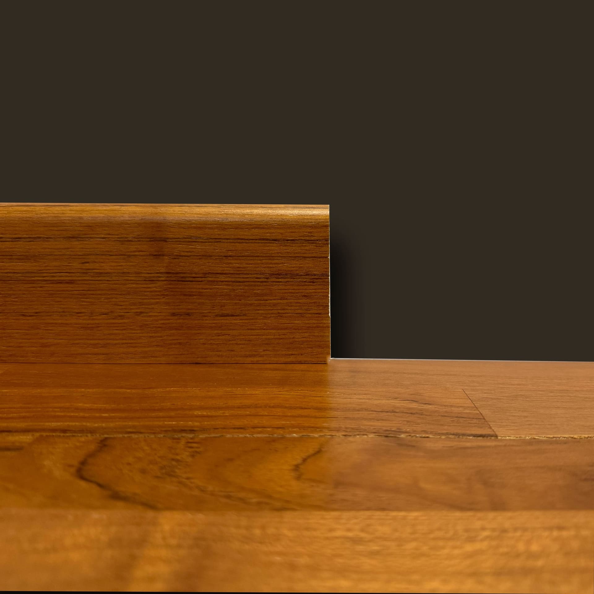 BATTISCOPA BC in legno MASSELLO impiallacciato VERO LEGNO DI TEAK 70x10 verniciato opaco poro aperto - Eternal Parquet
