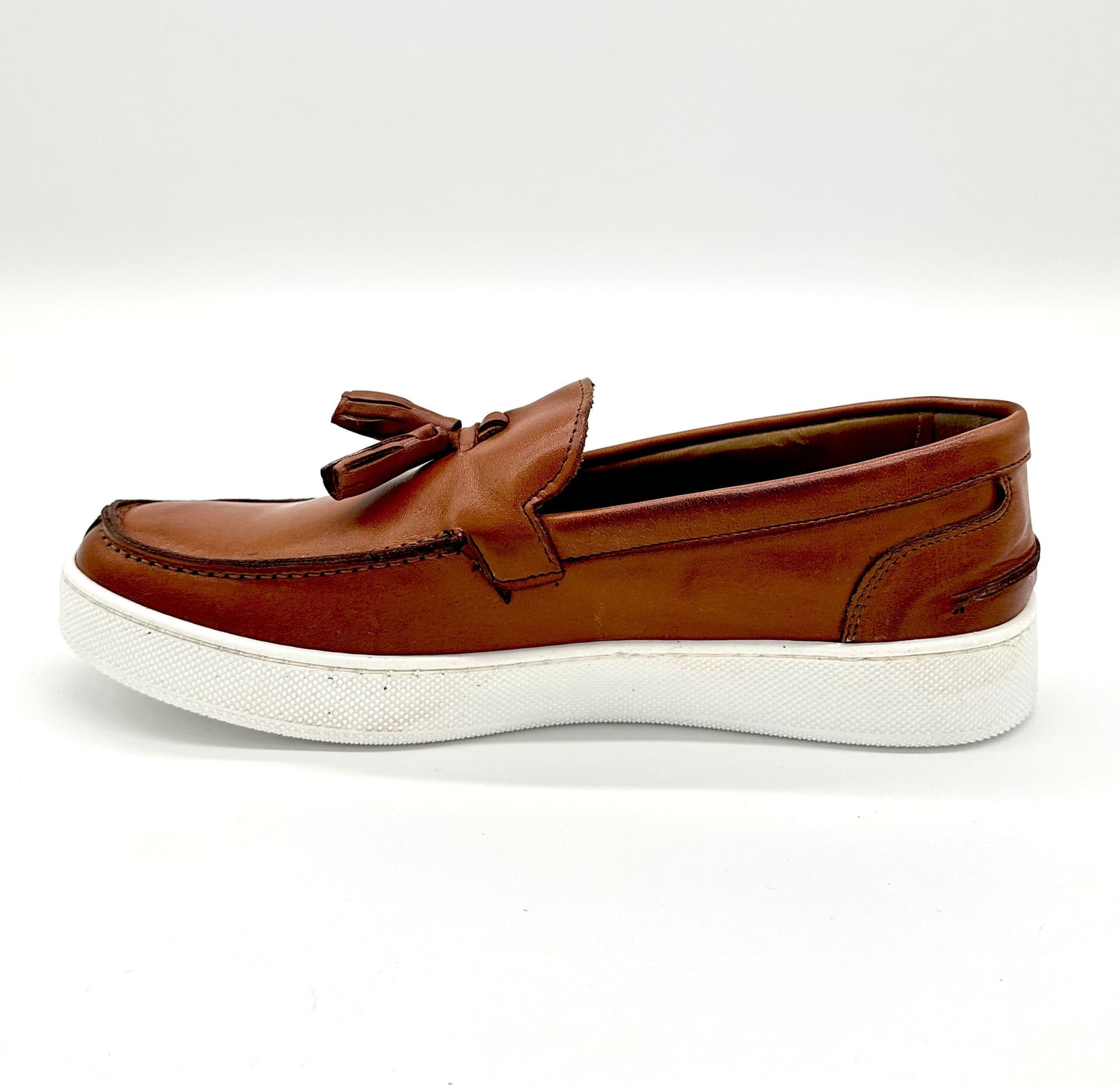 Mocassini Uomo In Pelle Con Nappine Suola Bianca In Gomma Auro Jimmy in Loafer e mocassini Affari di Famiglia - Sant’Angelo a Cupolo, commercioVirtuoso.it