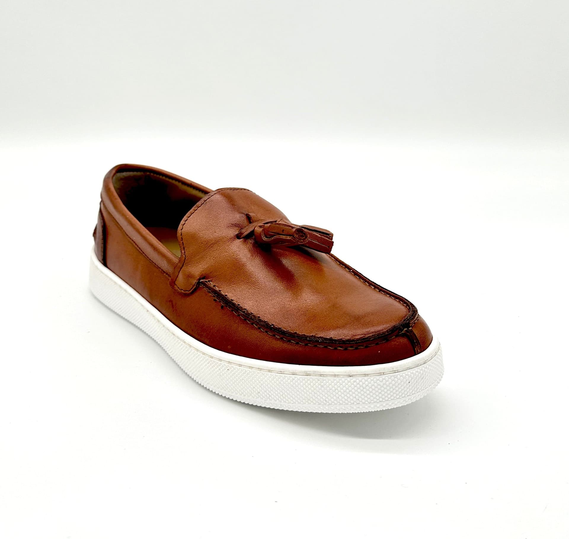 Mocassini Uomo In Pelle Con Nappine Suola Bianca In Gomma Auro Jimmy in Loafer e mocassini Affari di Famiglia - Sant’Angelo a Cupolo, commercioVirtuoso.it