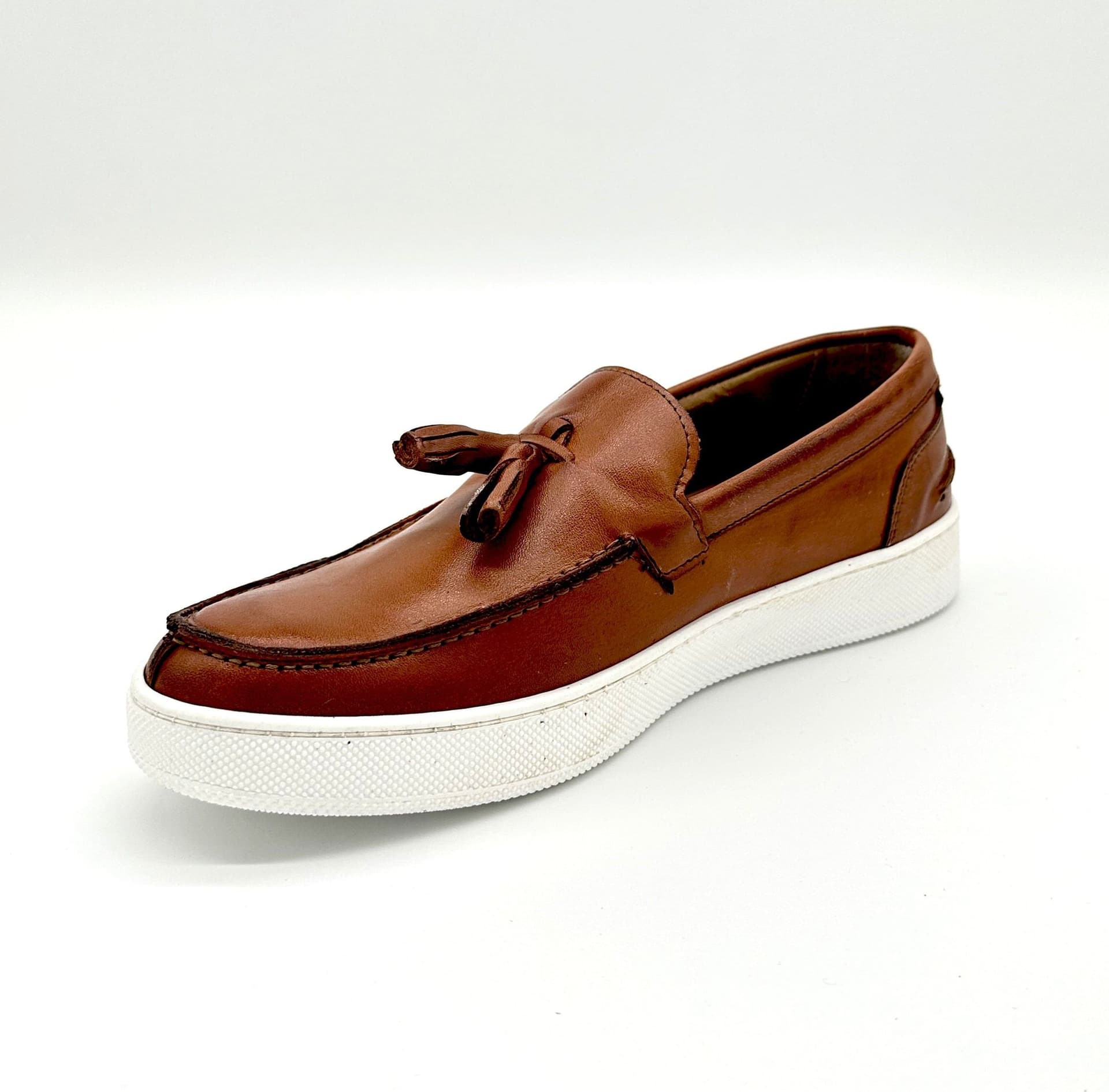 Mocassini Uomo In Pelle Con Nappine Suola Bianca In Gomma Auro Jimmy in Loafer e mocassini Affari di Famiglia - Sant’Angelo a Cupolo, commercioVirtuoso.it