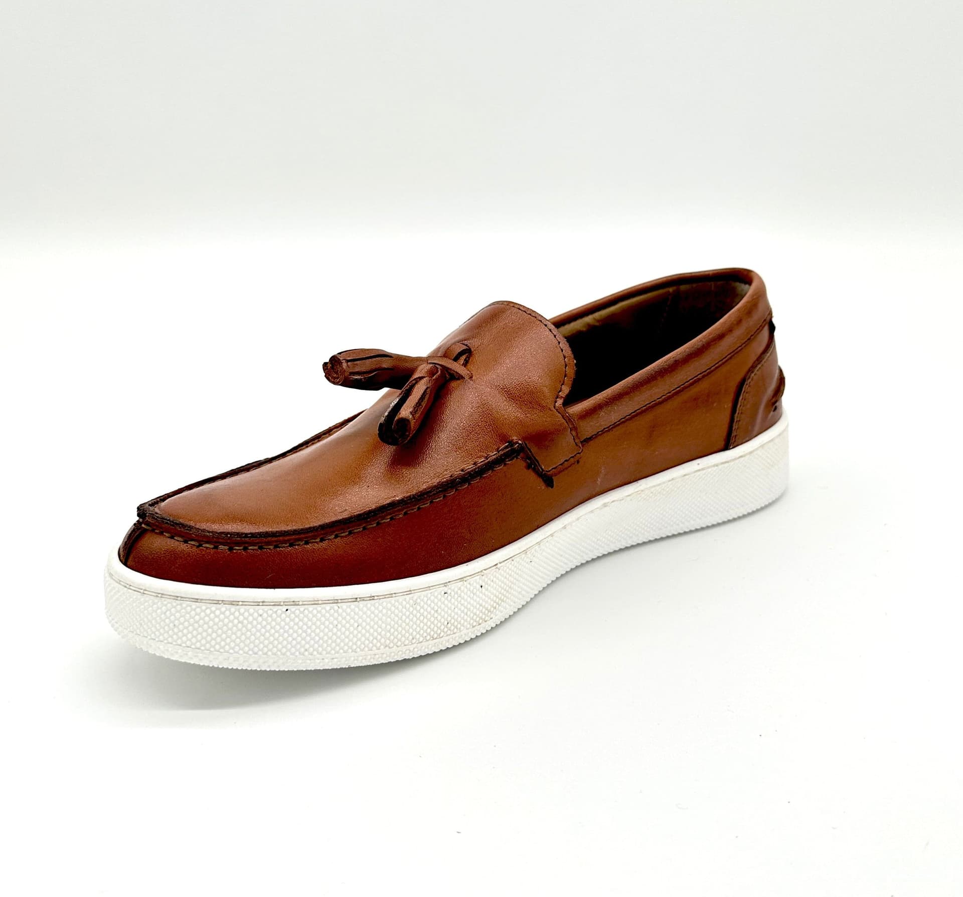 Mocassini Uomo In Pelle Con Nappine Suola Bianca In Gomma Auro Jimmy in Loafer e mocassini Affari di Famiglia - Sant’Angelo a Cupolo, commercioVirtuoso.it
