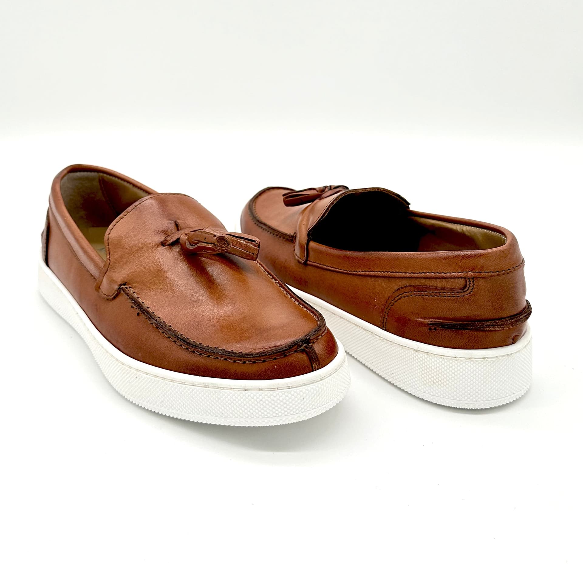 Mocassini Uomo In Pelle Con Nappine Suola Bianca In Gomma Auro Jimmy in Loafer e mocassini Affari di Famiglia - Sant’Angelo a Cupolo, commercioVirtuoso.it