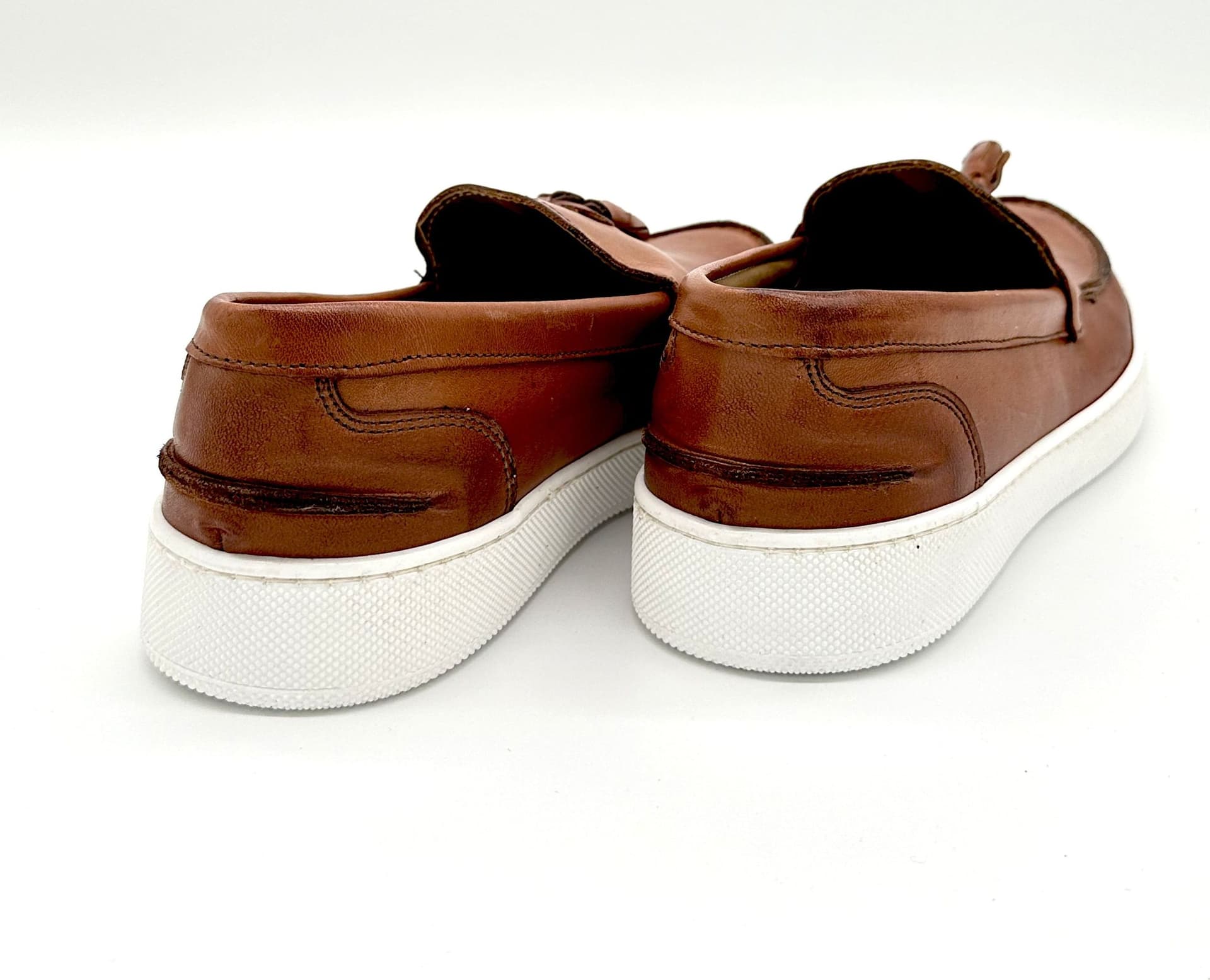 Mocassini Uomo In Pelle Con Nappine Suola Bianca In Gomma Auro Jimmy in Loafer e mocassini Affari di Famiglia - Sant’Angelo a Cupolo, commercioVirtuoso.it
