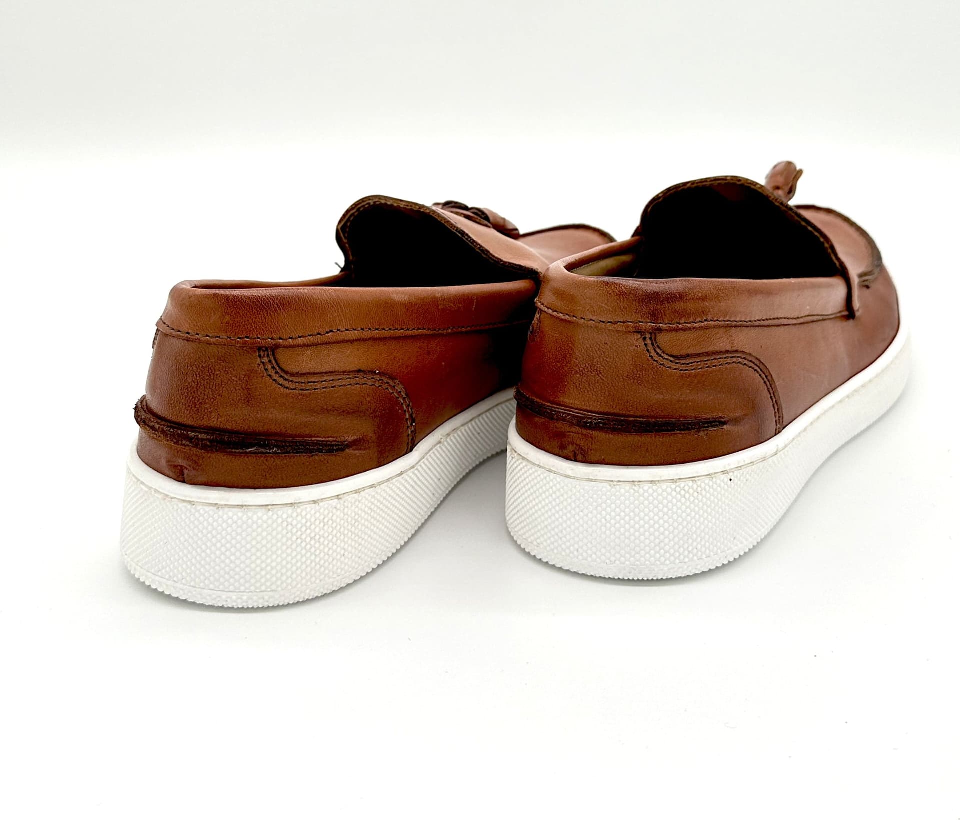 Mocassini Uomo In Pelle Con Nappine Suola Bianca In Gomma Auro Jimmy in Loafer e mocassini Affari di Famiglia - Sant’Angelo a Cupolo, commercioVirtuoso.it