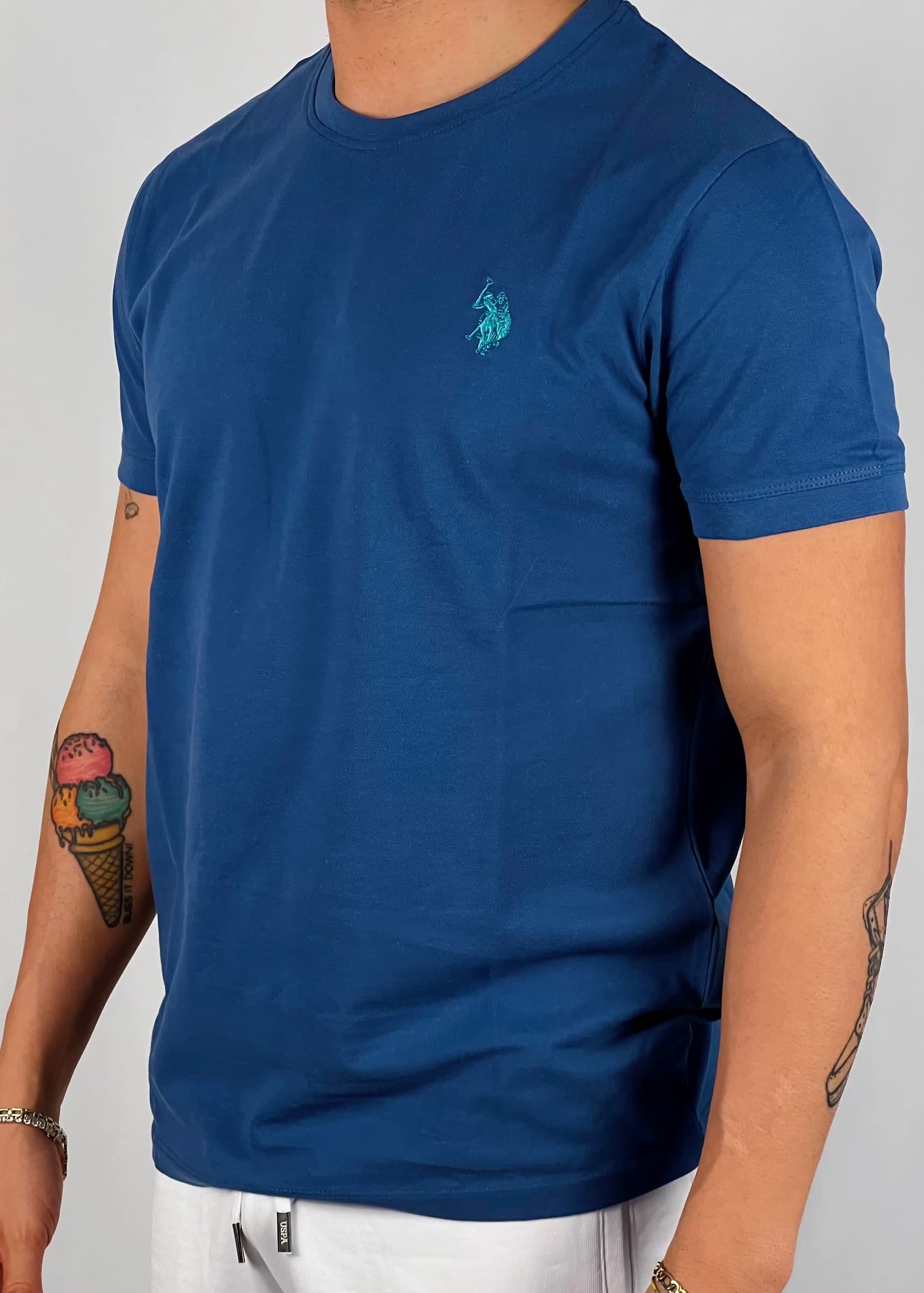 T-shirt-bren-blu-avio-con-logo-azzurro-nido-d'ape