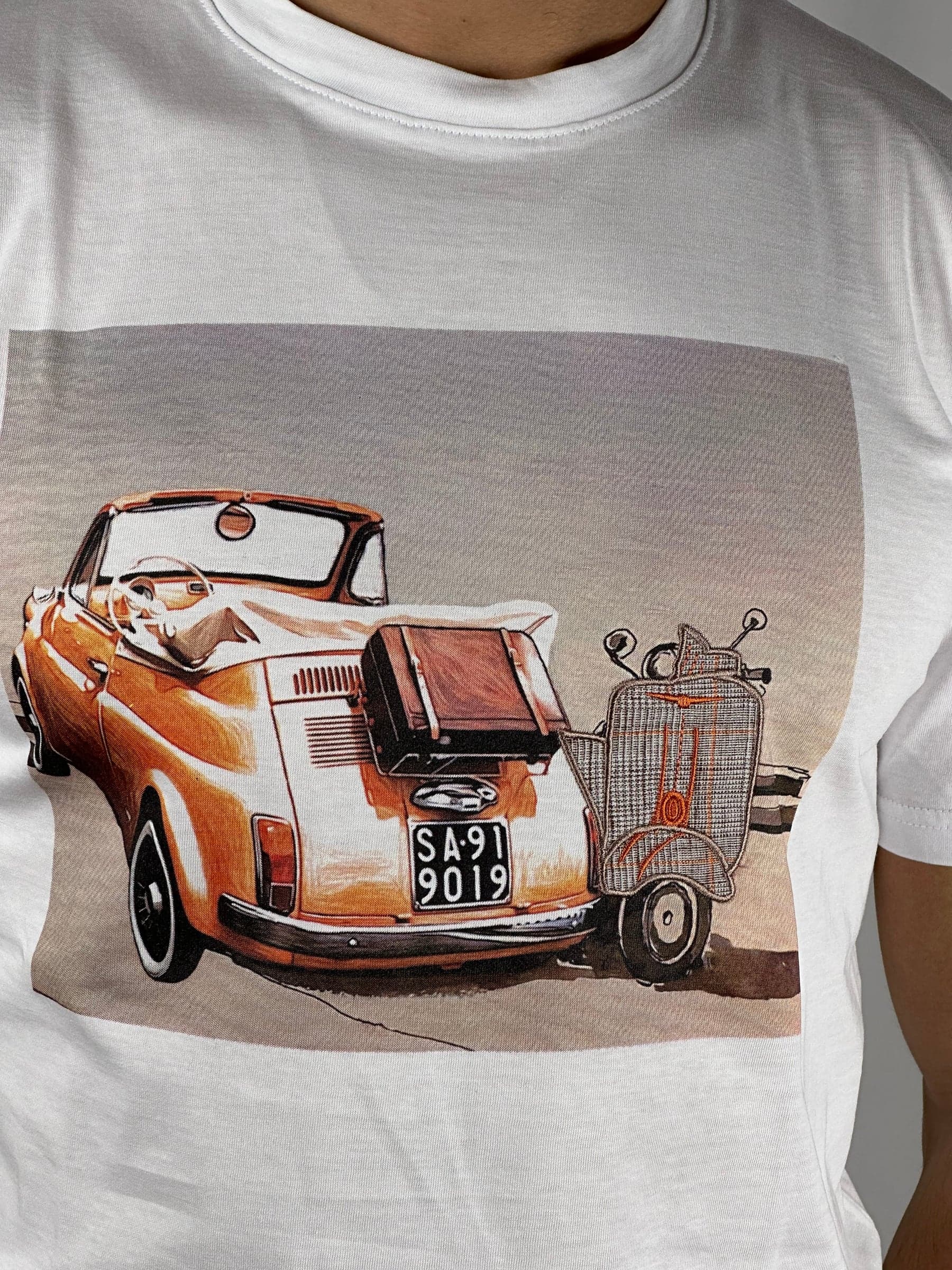 T-shirt-grafica-girocollo-con-macchina
