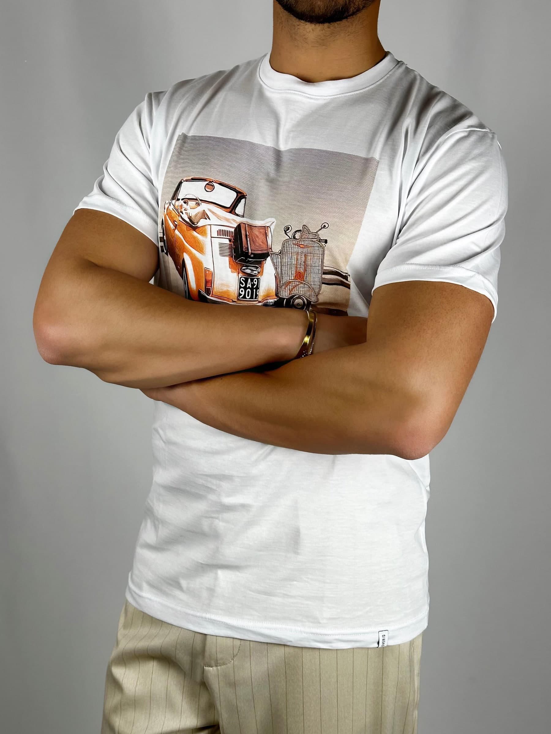 T-shirt grafica girocollo con macchina - 4