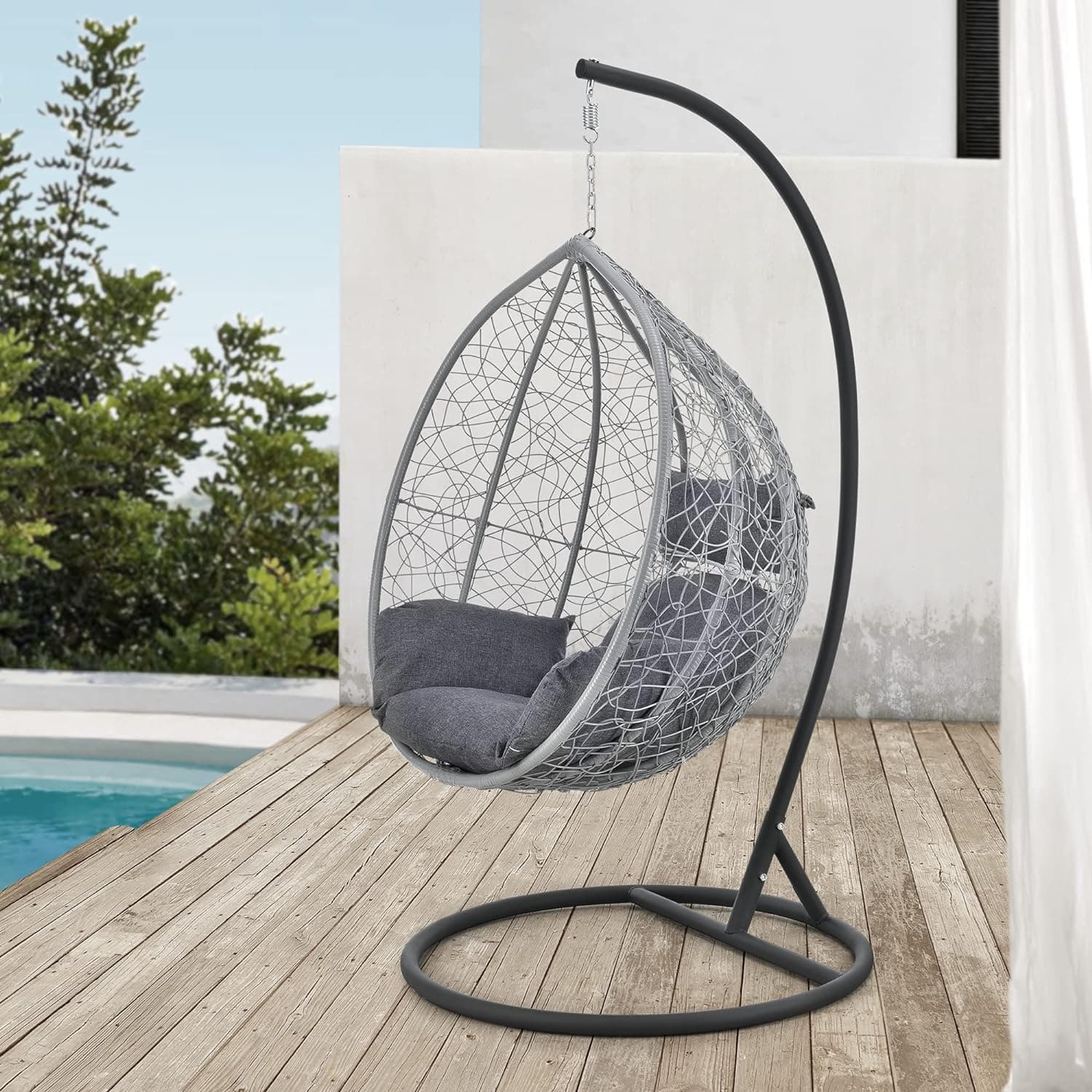 Poltrona a dondolo sospesa "Kubra" per giardino e veranda in rattan con cuscino in Dondoli coperti Decor Space - Altamura, commercioVirtuoso.it