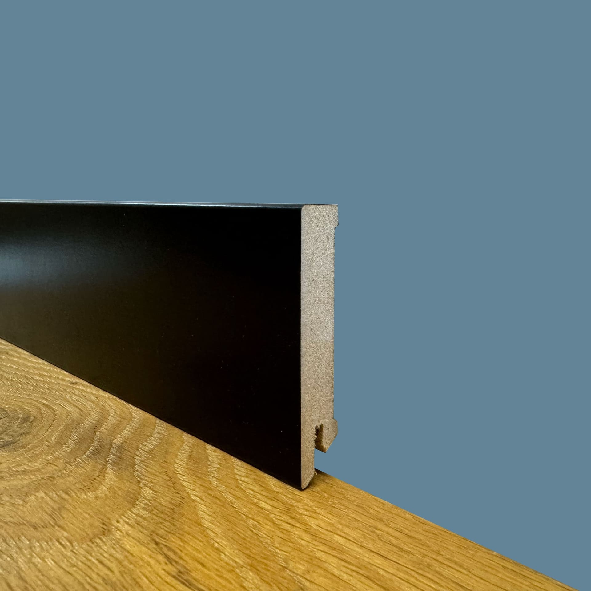 100ml di BATTISCOPA ZOCCOLINO SQUADRATO in FIBRA DI LEGNO COMPATTA 80X15 NERO (TOTAL BLACK) - Eternal Parquet
