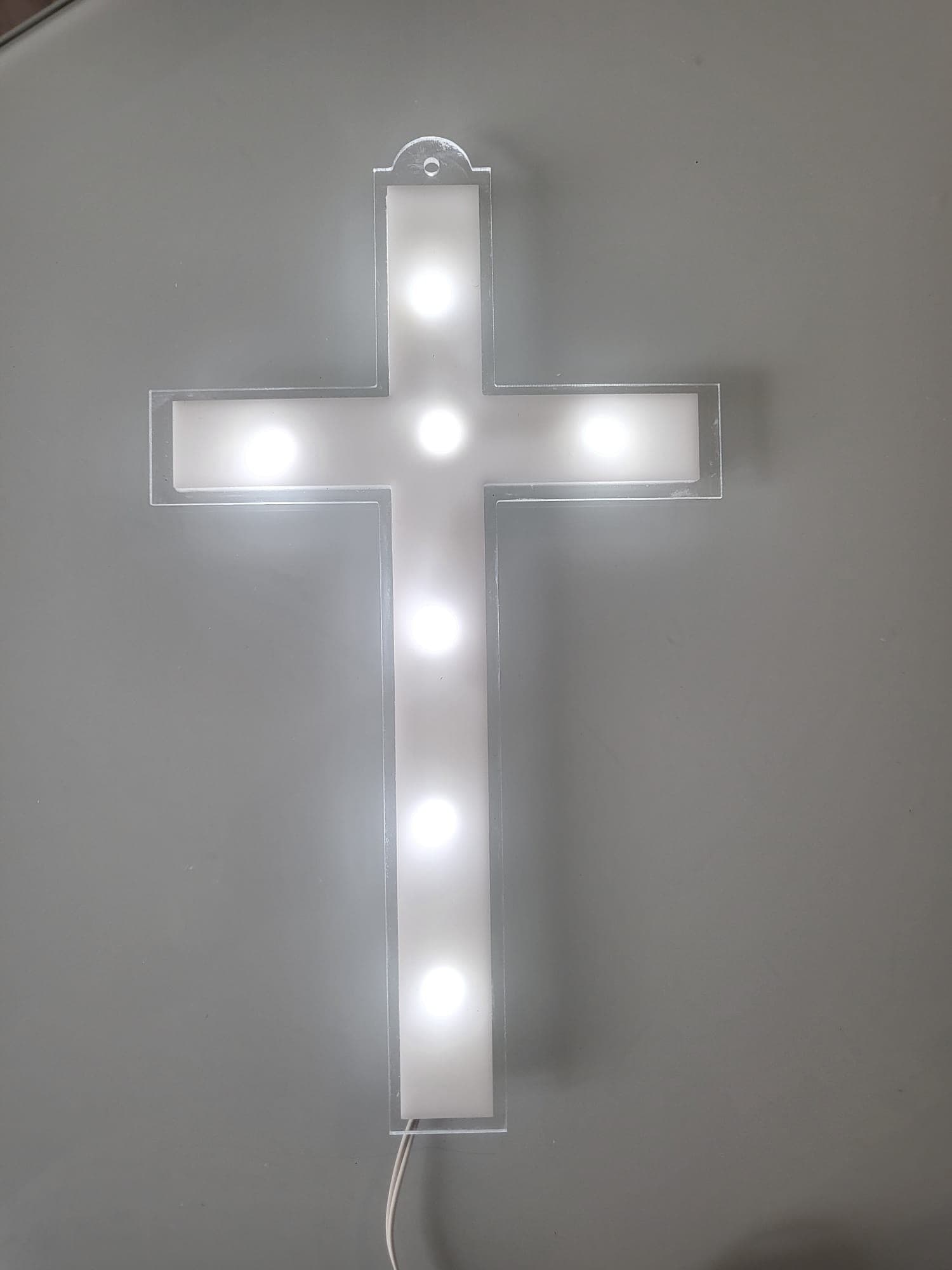 CROCE RIFLESSO IN PLEXIGLASS TRASPARENTE E BIANCO LUCE LED E BATTERIE - 3