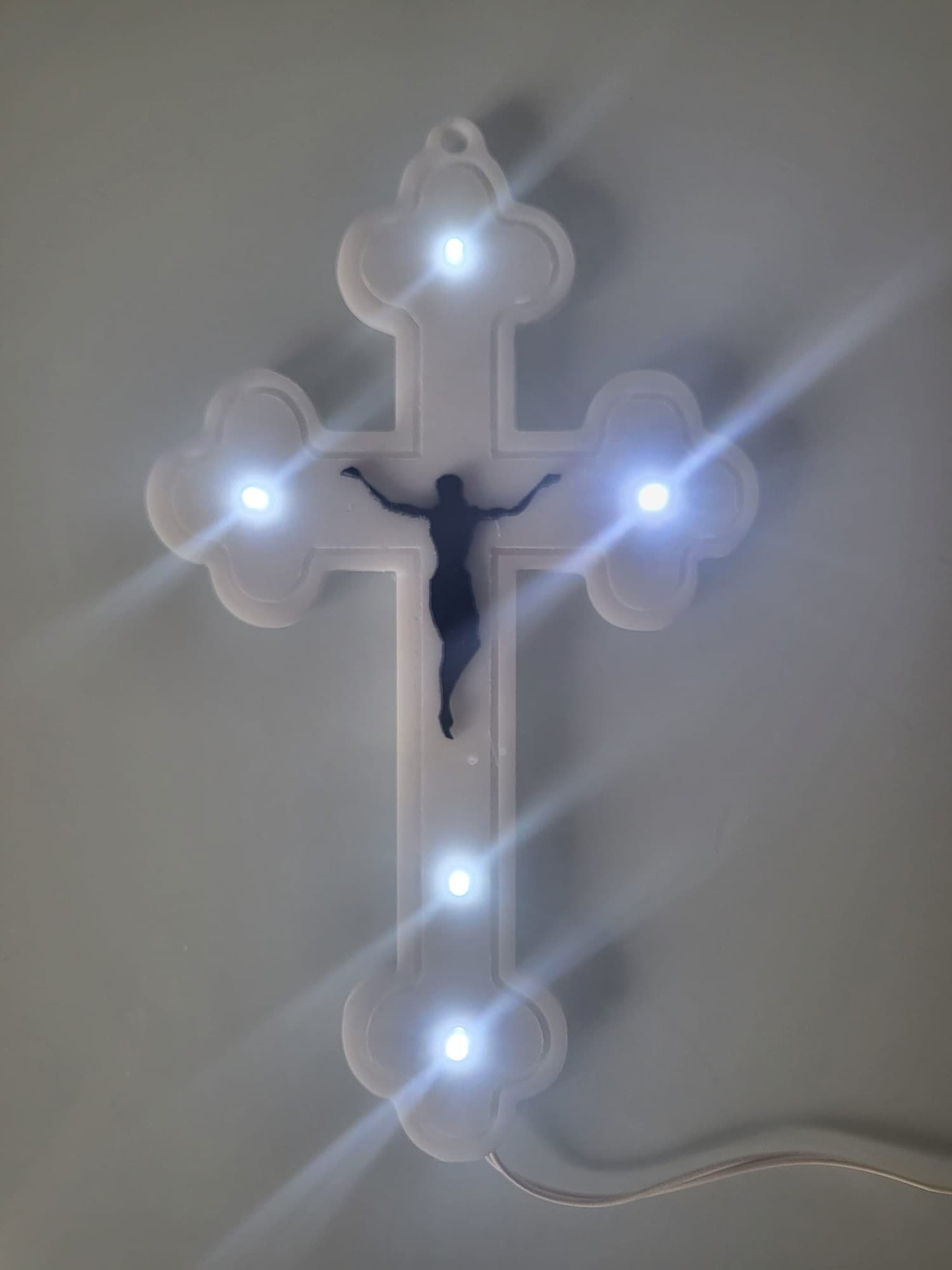 CROCE IN PLEXIGLASS 5 LED LUCE BIANCA E CRISTO CON BATTERIE - 2