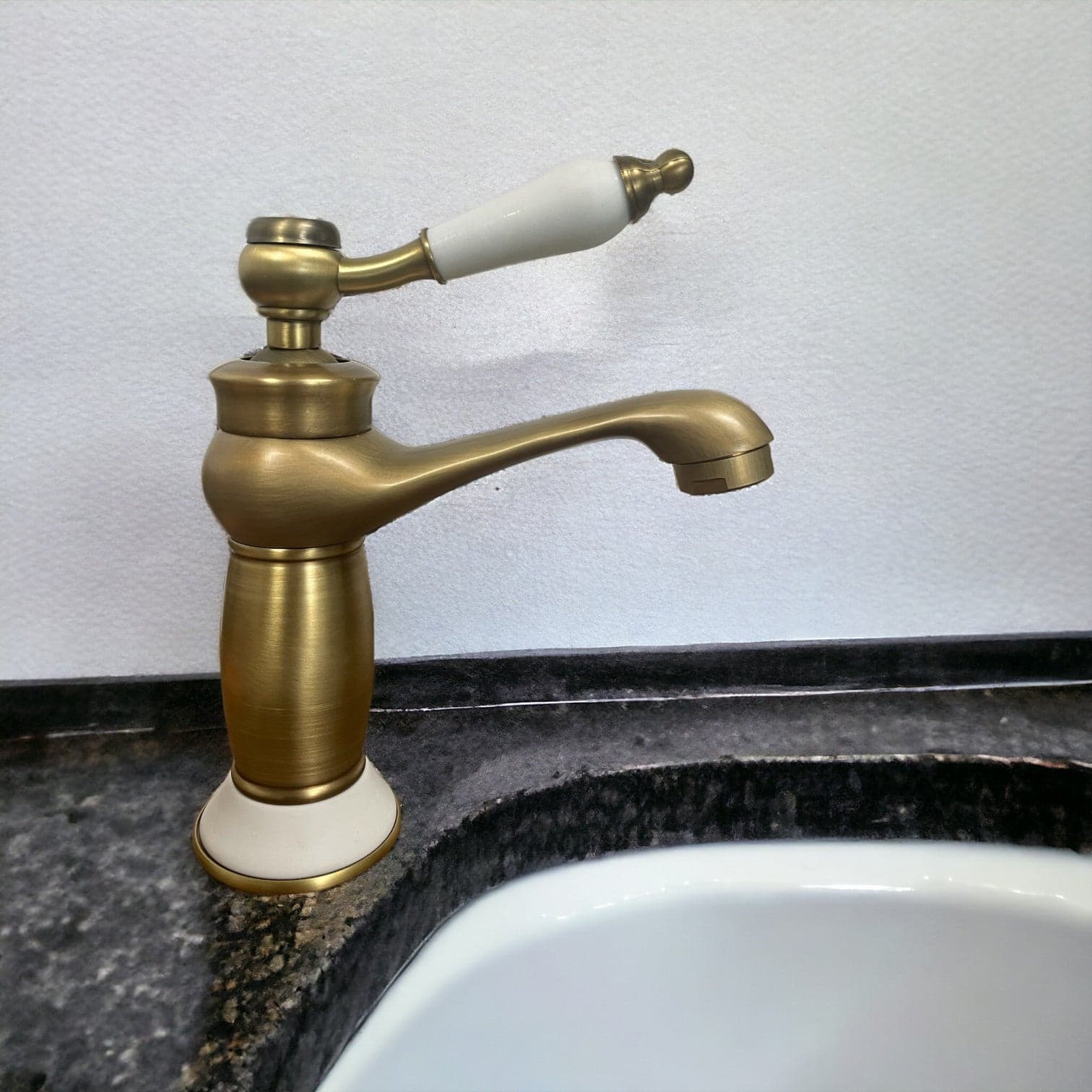 Rubinetto miscelatore per lavabo bronzato vintage con dettagli in ceramica in Rubinetti di lavanderia e pluriuso BagnoClic.it - Pregnana Milanese, commercioVirtuoso.it