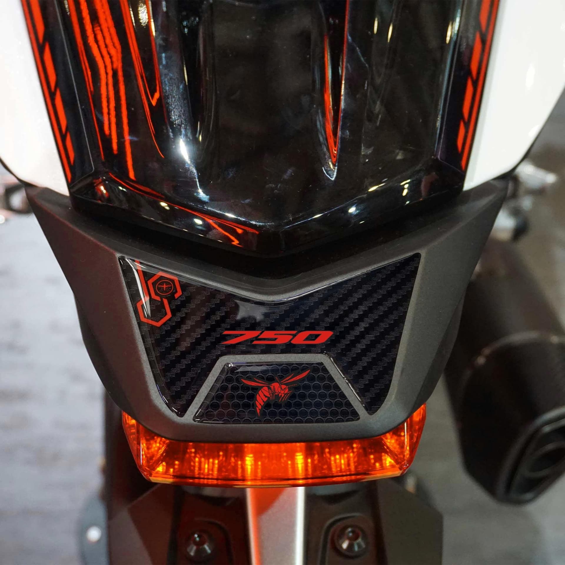 Adesivo resinato 3D Protezione codino moto compatibile con Honda Hornet 2023-2024 - 13