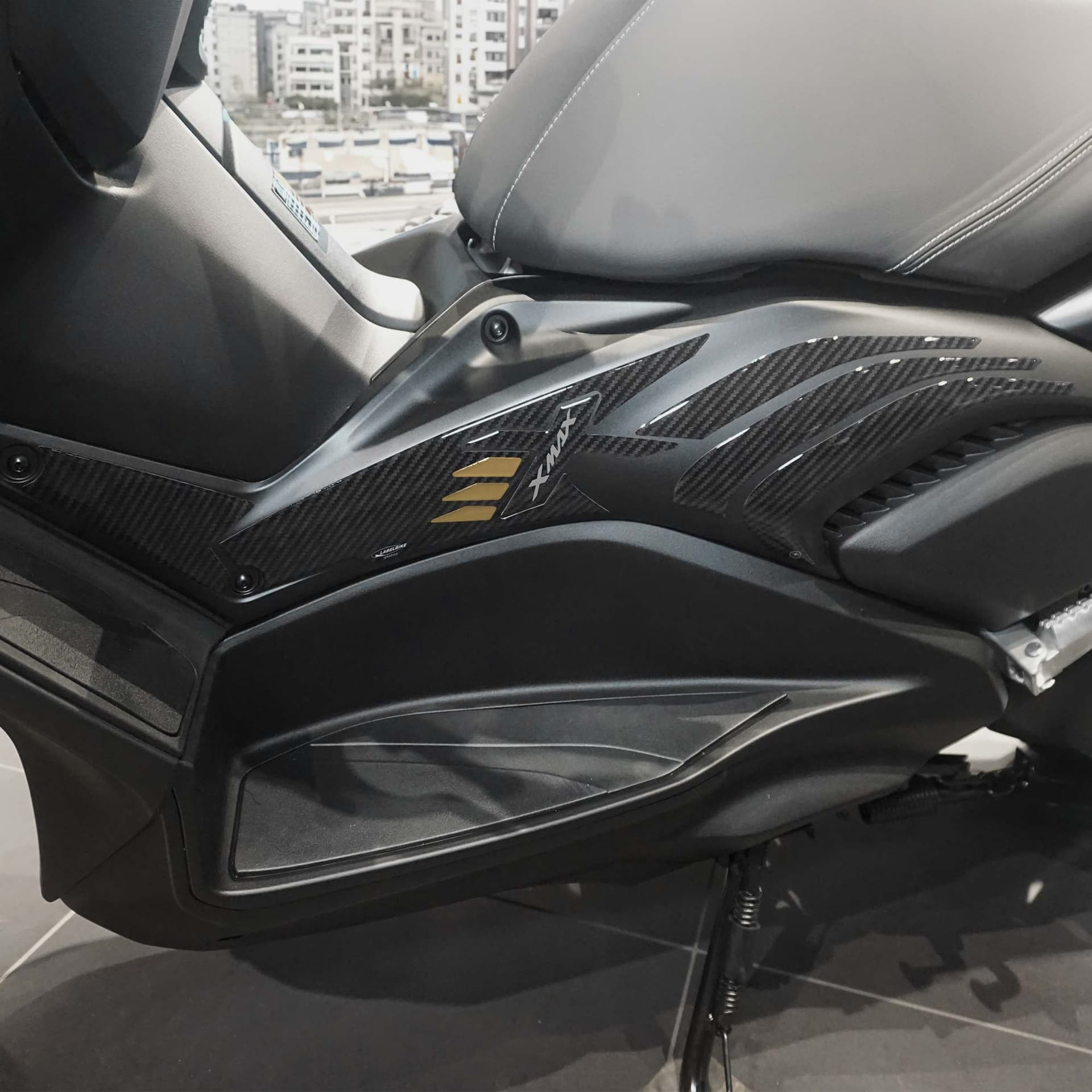 Adesivi-3D-protezioni-laterali-scooter-compatibili-con-Yamaha-Xmax-125-300-2023