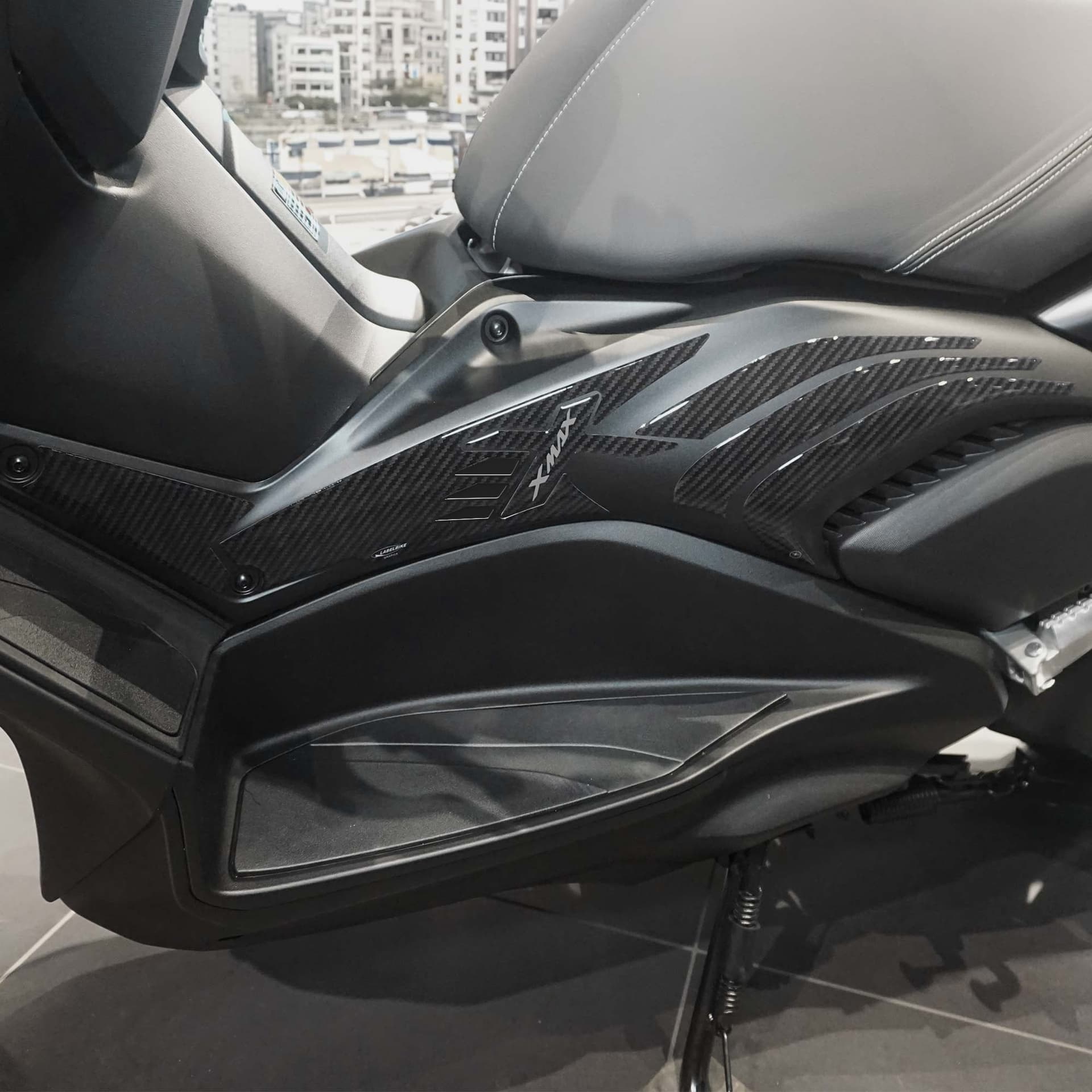 Adesivi-3D-protezioni-laterali-scooter-compatibili-con-Yamaha-Xmax-125-300-2023
