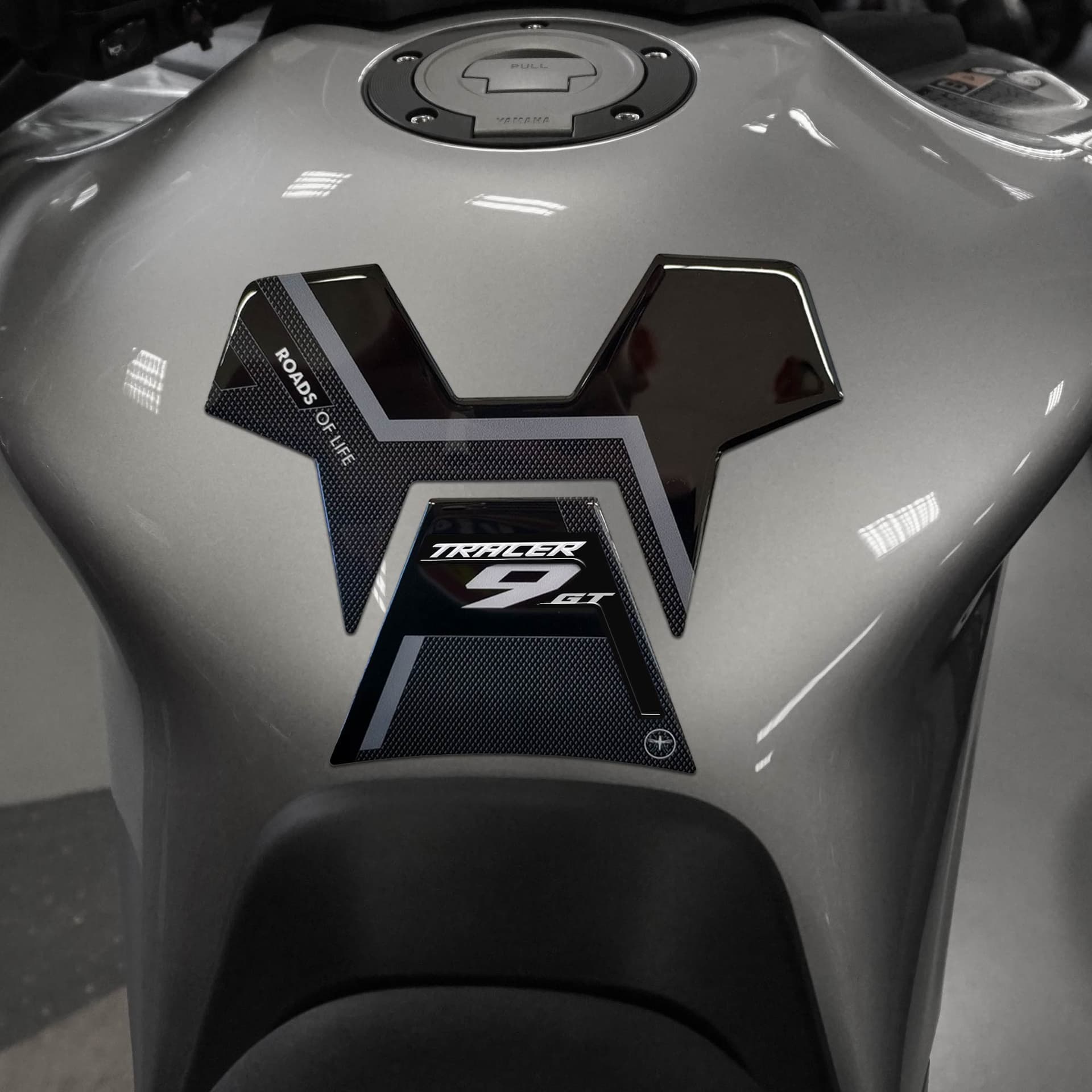 Paraserbatoio 3D compatibile con Yamaha Tracer 9 GT 2021-2024 – Nero – Labelbike – argentato