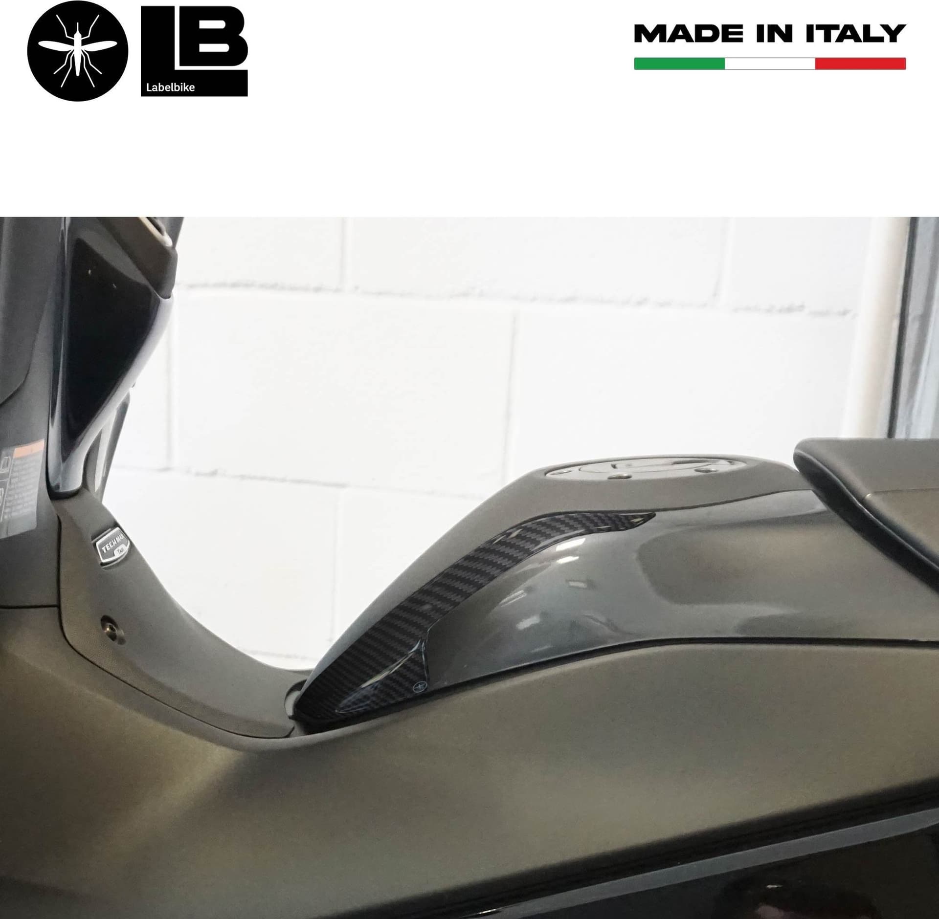 Adesivi 3D Protezioni laterali Borchia Tunnel compatibili con Yamaha Tmax 2022-5 - 4