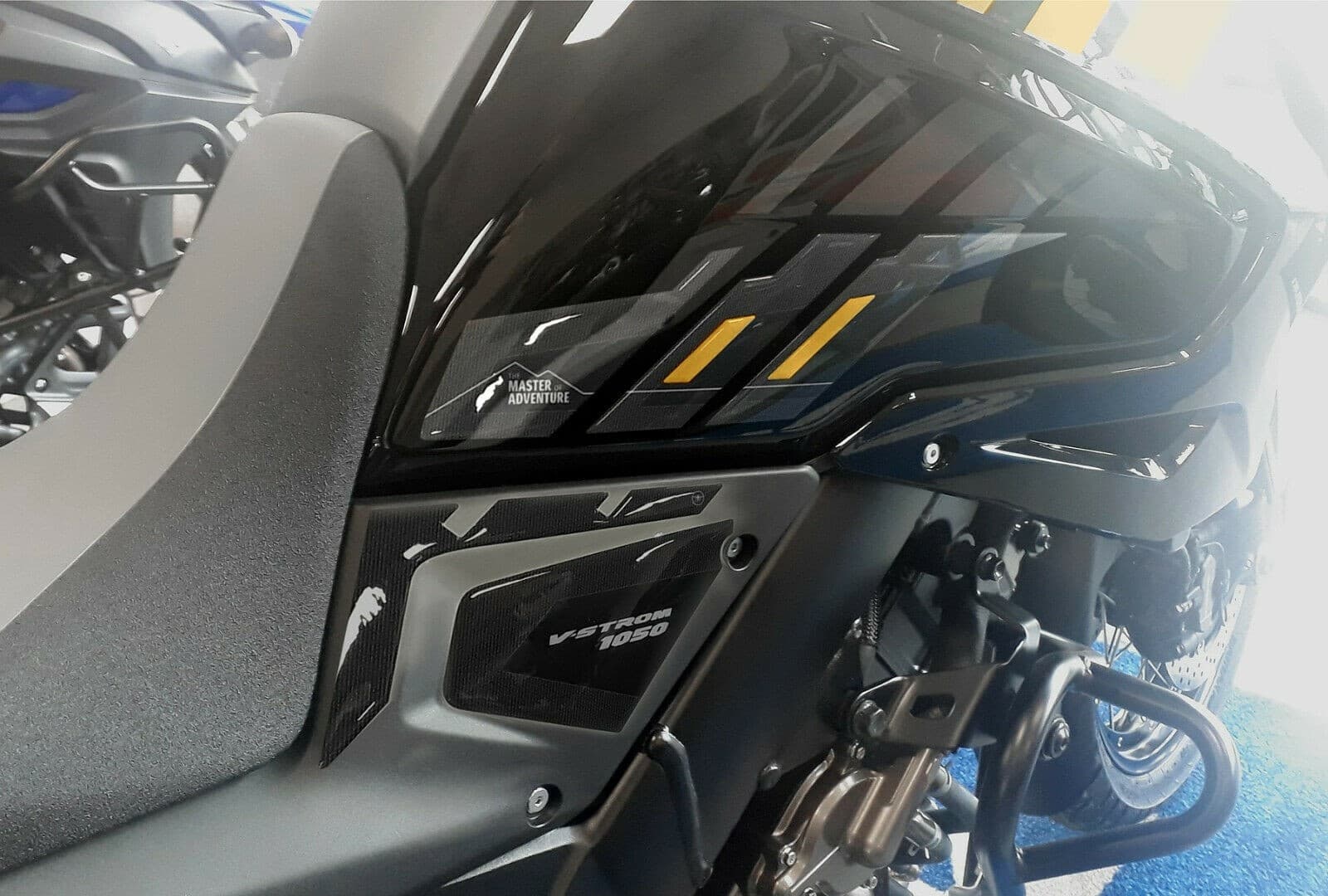2 Adesivi 3D Protezioni Laterali Serbatoio compatibile con Suzuki V-Strom 1050 - 5