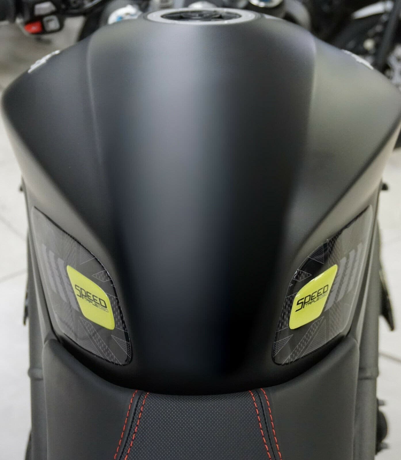 2 protezioni 3D lati serbatoio moto compatibili Triumph Speed Triple 2016-2020 - 8