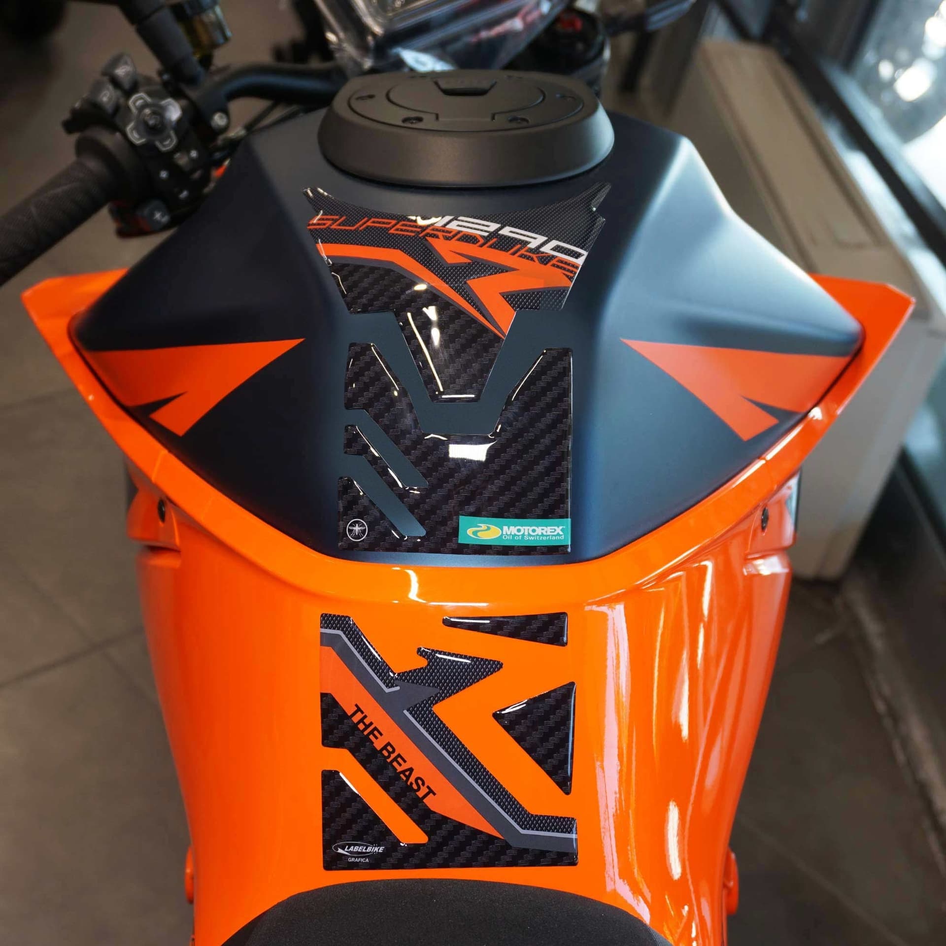 Adesivo 3D Paraserbatoio compatibile con moto KTM 1290 Super Duke R 2020-2022 - 2