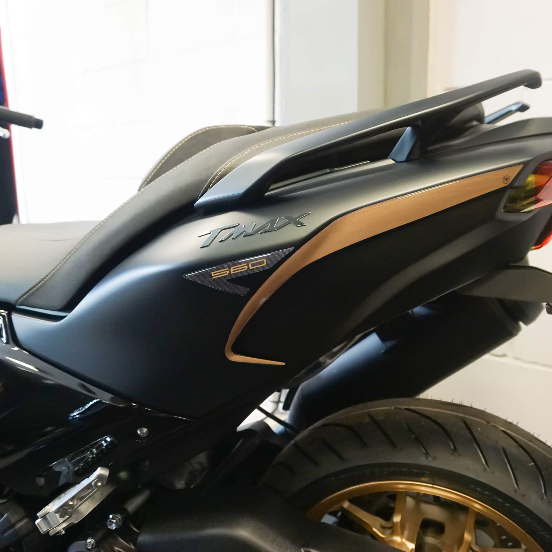 Adesivi resinati 3D paraspigoli codone scooter compatibili con Yamaha Tmax 2022-2025 - 20