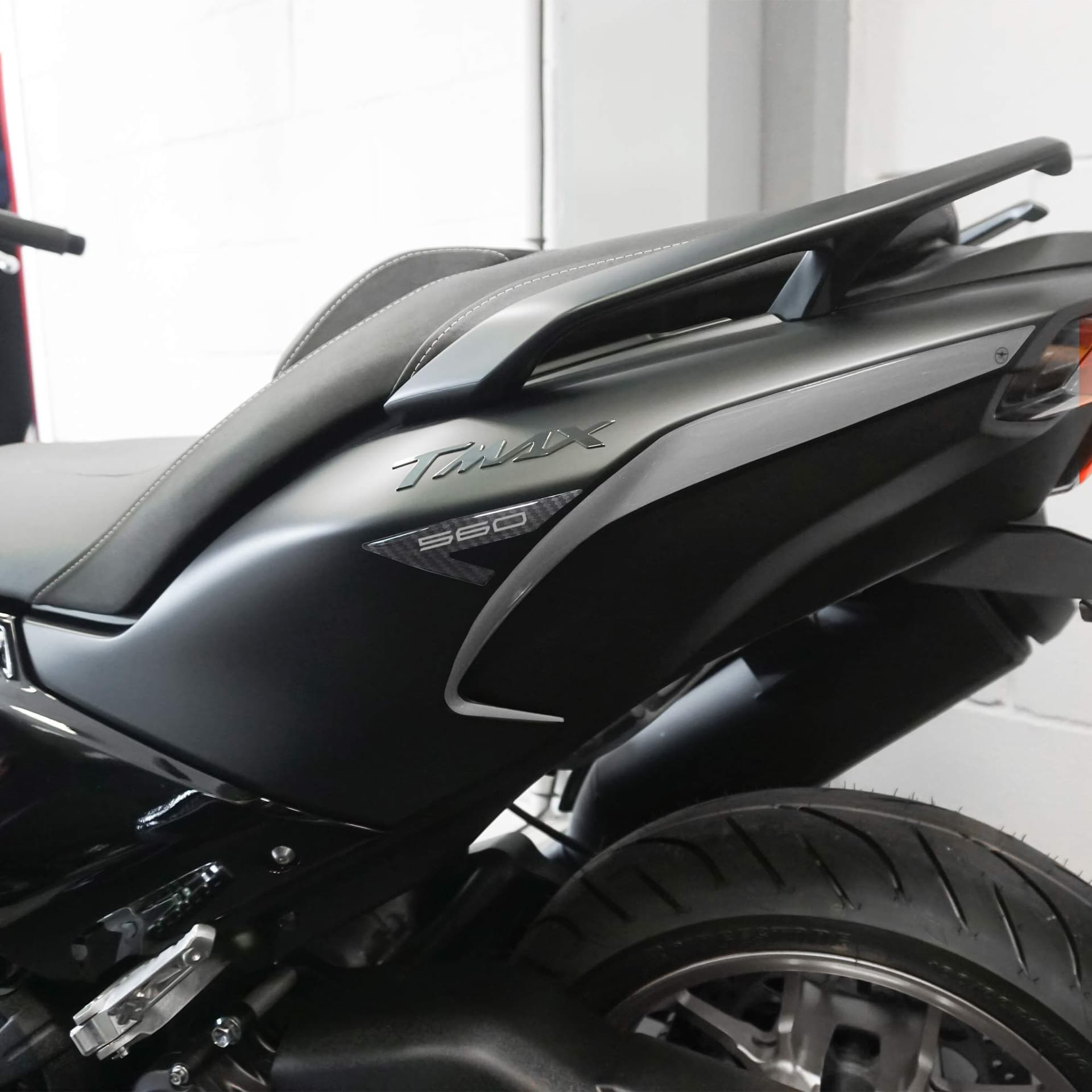 Adesivi resinati 3D paraspigoli codone scooter compatibili con Yamaha Tmax 2022-2025 - 19