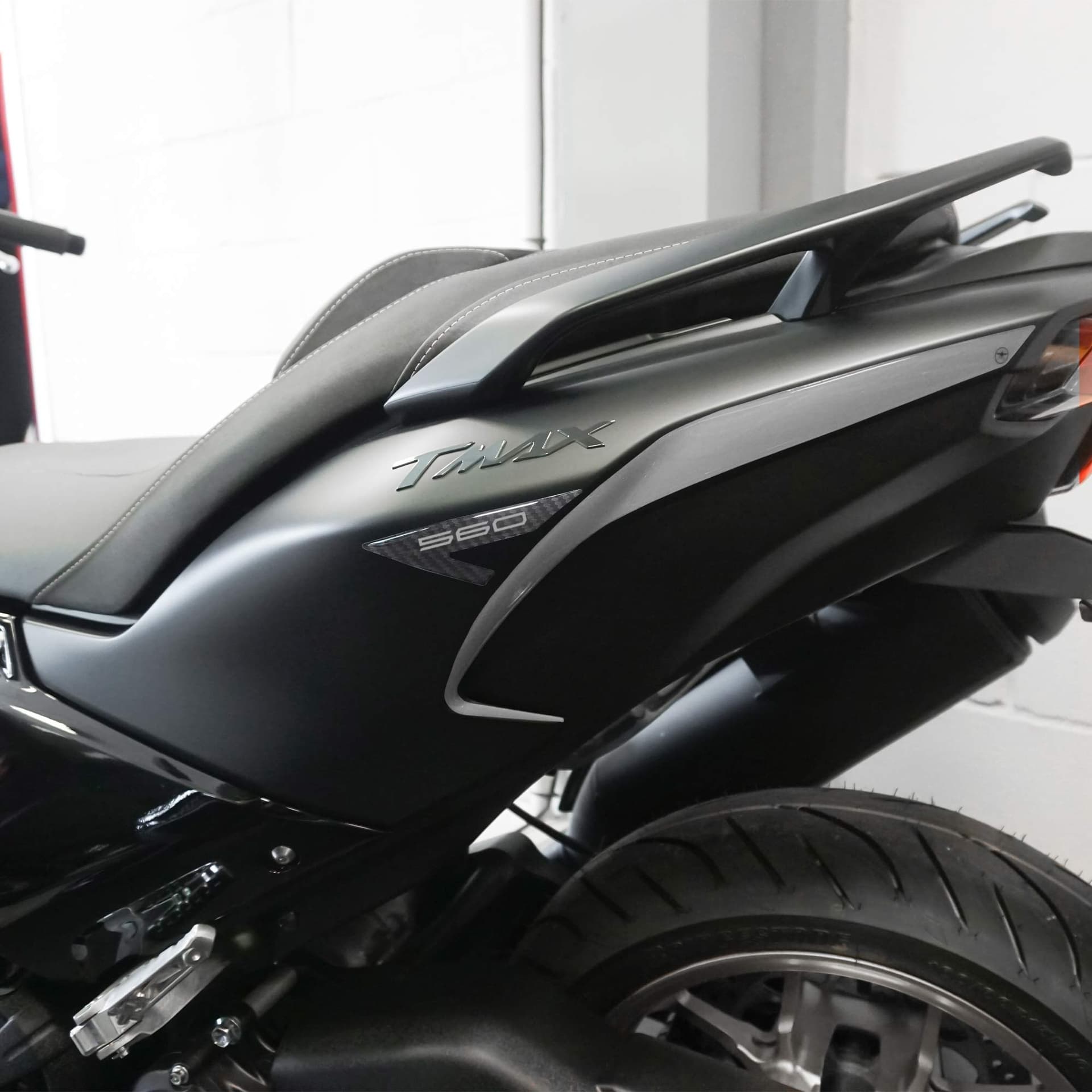 Adesivi resinati 3D paraspigoli codone scooter compatibili con Yamaha Tmax 2022-2025 - 13