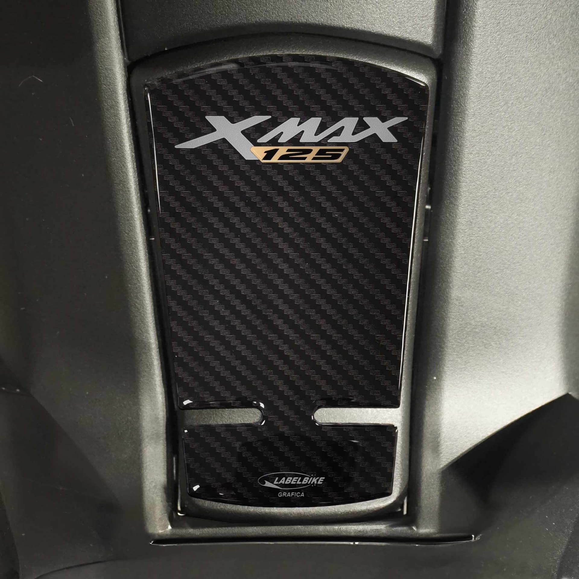 Adesivo 3D protezione sportello serbatoio compatibile con Yamaha Xmax 125 2023 - 13