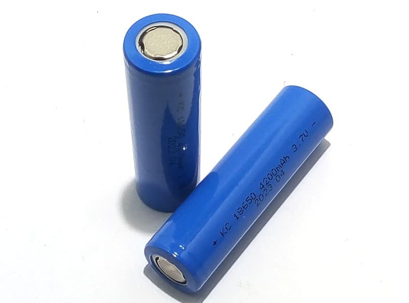 1 BATTERIA 18650 4200mAh 3,7V LITIO RICARICABILE TESTA PIATTA PACCO BATTERIA RICAMBIO SALDARE TORCIA POWERBANK - 2