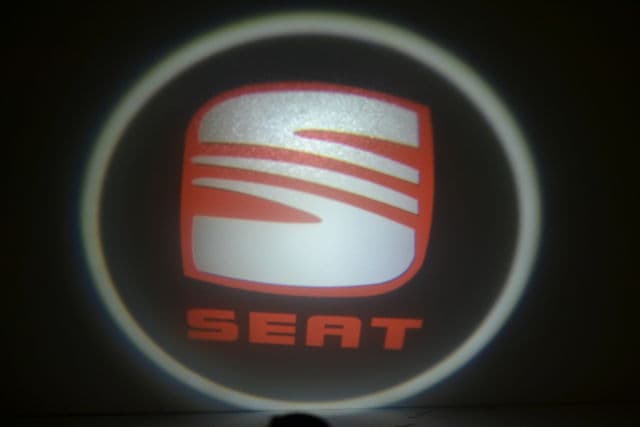 KIT LUCI LED LOGO SEAT PROIETTORE A BATTERIA CON SENSORE MAGNETE UNIVERSALE - 4