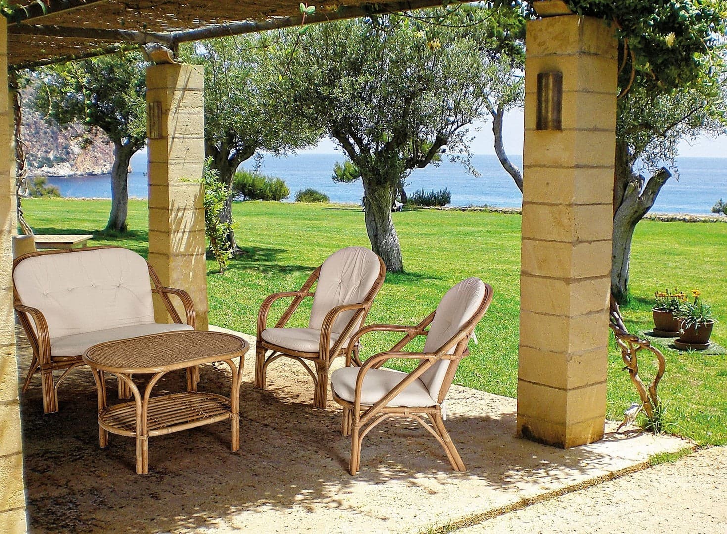 Tavolino "Golf" rifinitura con vernice melaminica in rattan da giardino in Tavoli standard Decor Space - Altamura, commercioVirtuoso.it