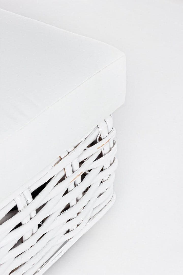 Poltrona "Olivenza" struttura in rattan con cuscino colore bianco da giardino in Poltrone Decor Space - Altamura, commercioVirtuoso.it