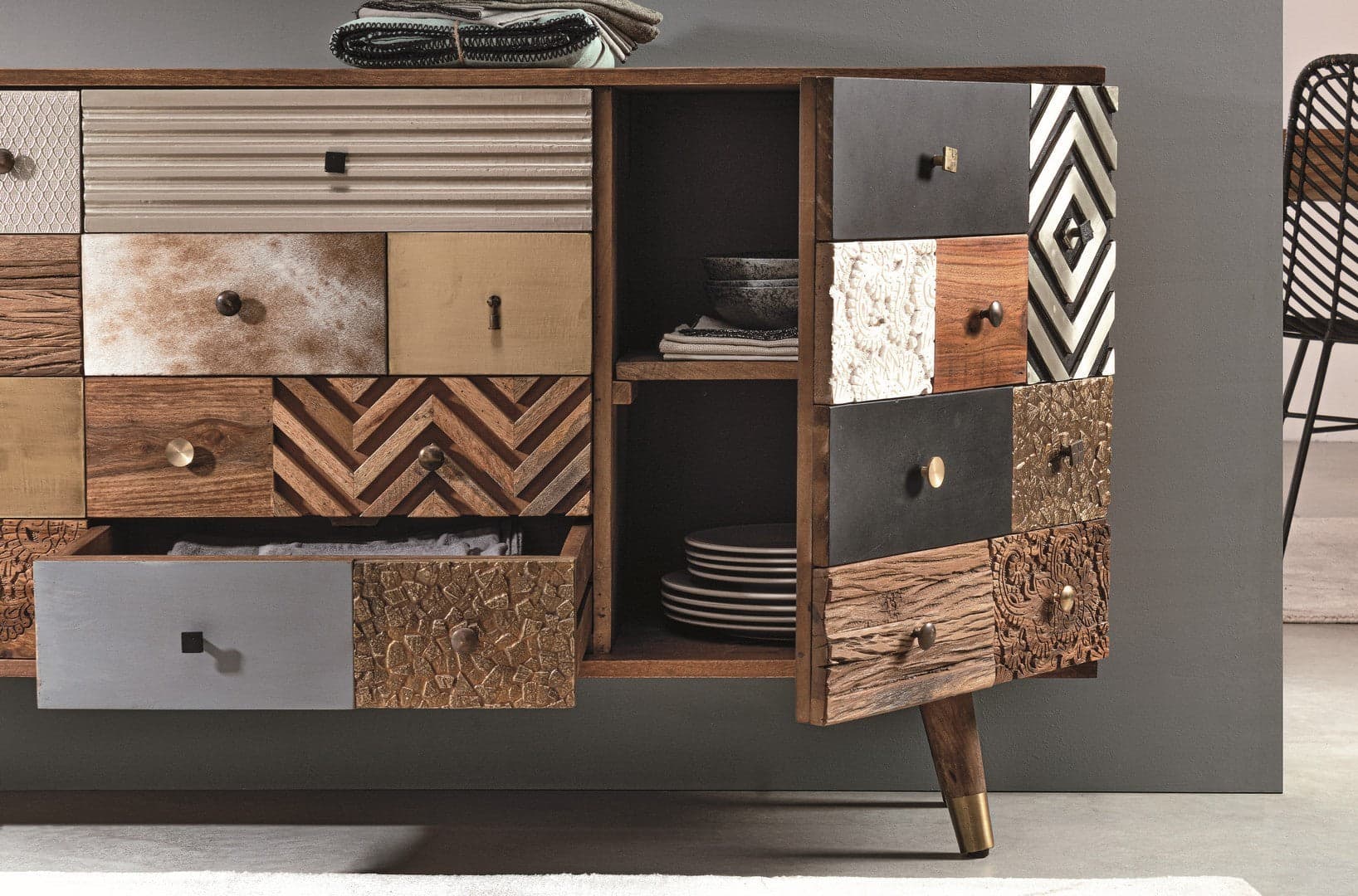 Credenza "Dhaval" con struttura in legno di mango, mobile in stile moderno in Credenze Decor Space - Altamura, commercioVirtuoso.it