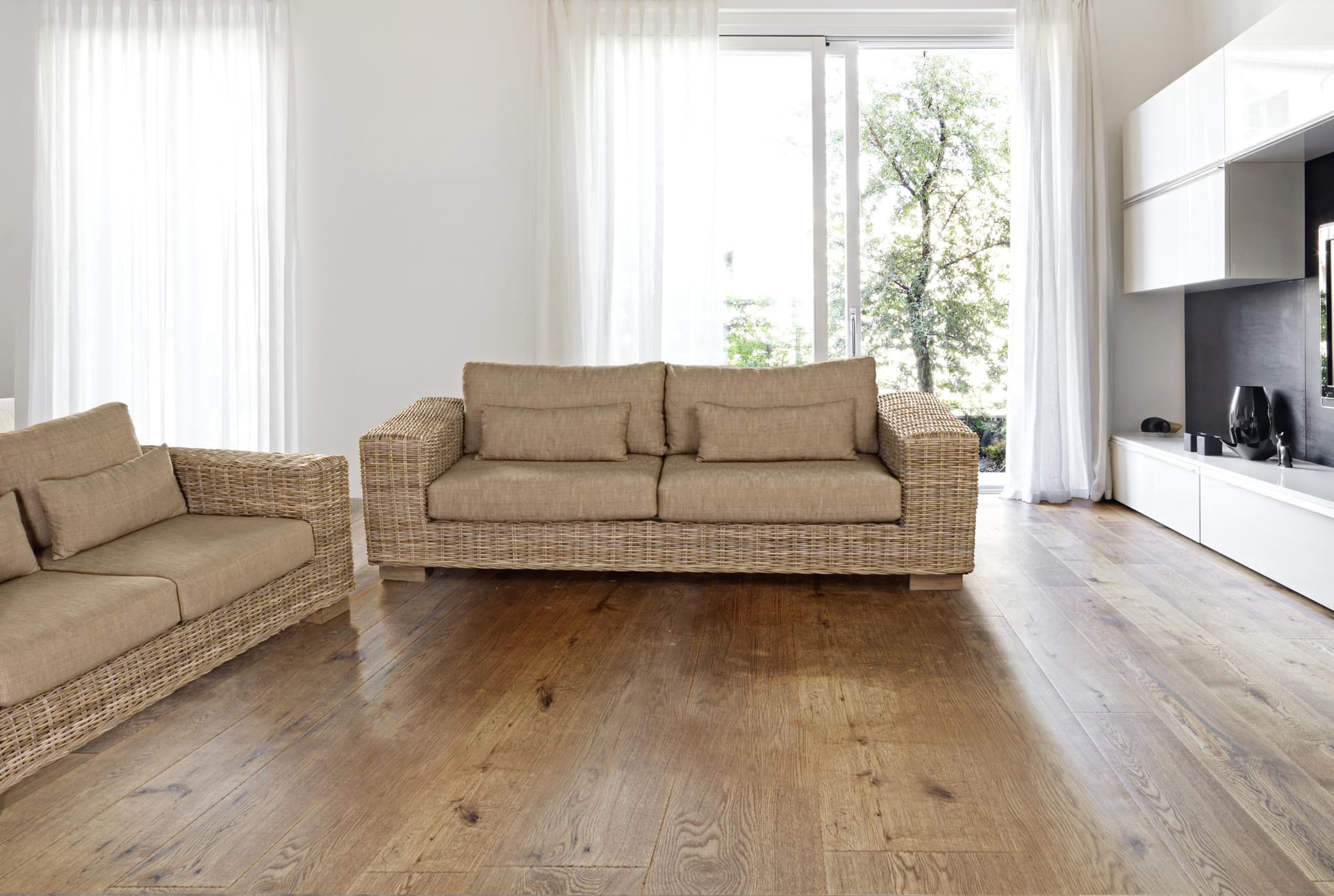 Divano in legno con cuscino "Leandro" in Set di mobili Decor Space - Altamura, commercioVirtuoso.it
