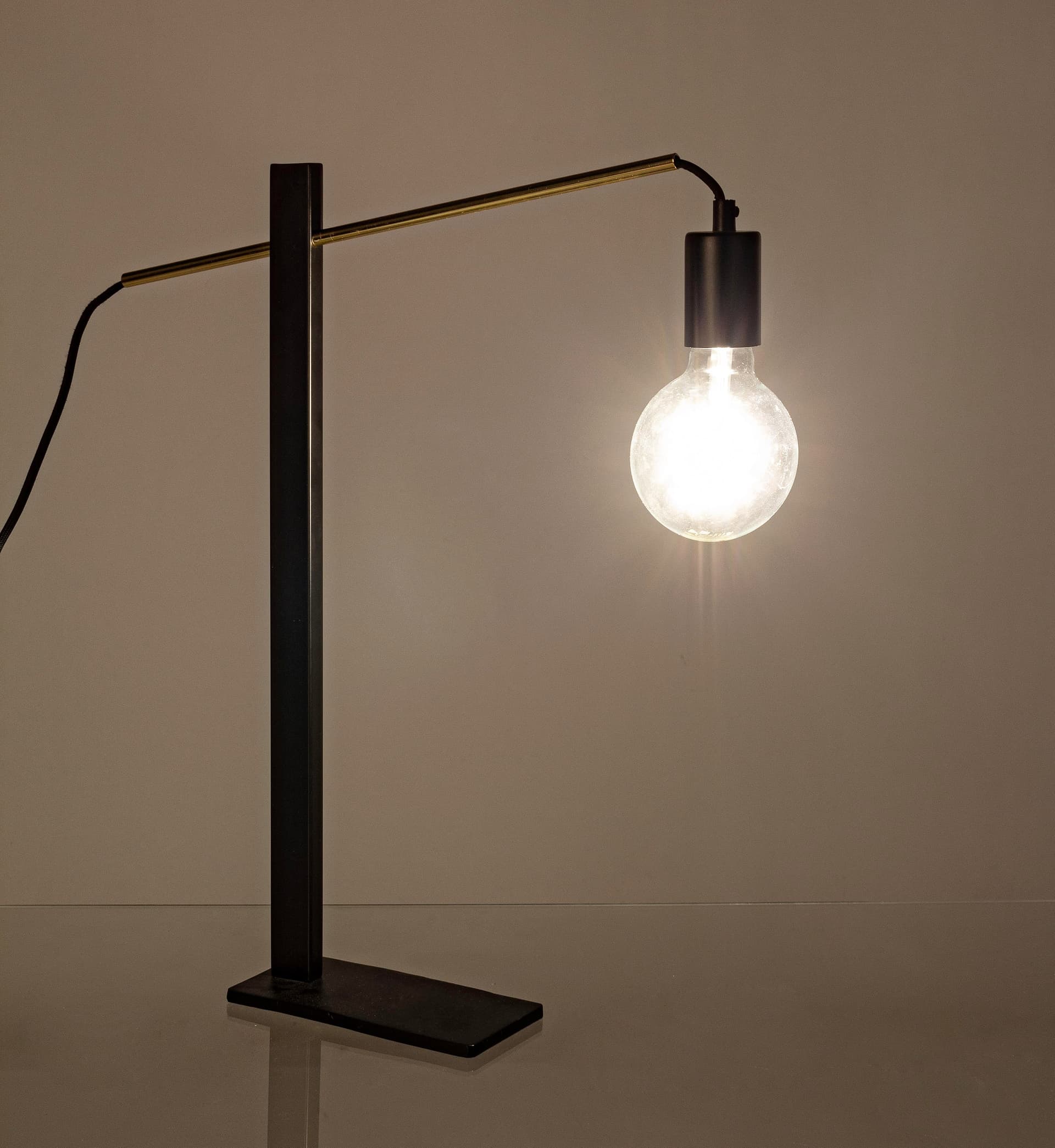 Lampada da tavolo "Carter" nera in acciaio h 50 cm in Lampade da tavolo e abat-jour Decor Space - Altamura, commercioVirtuoso.it