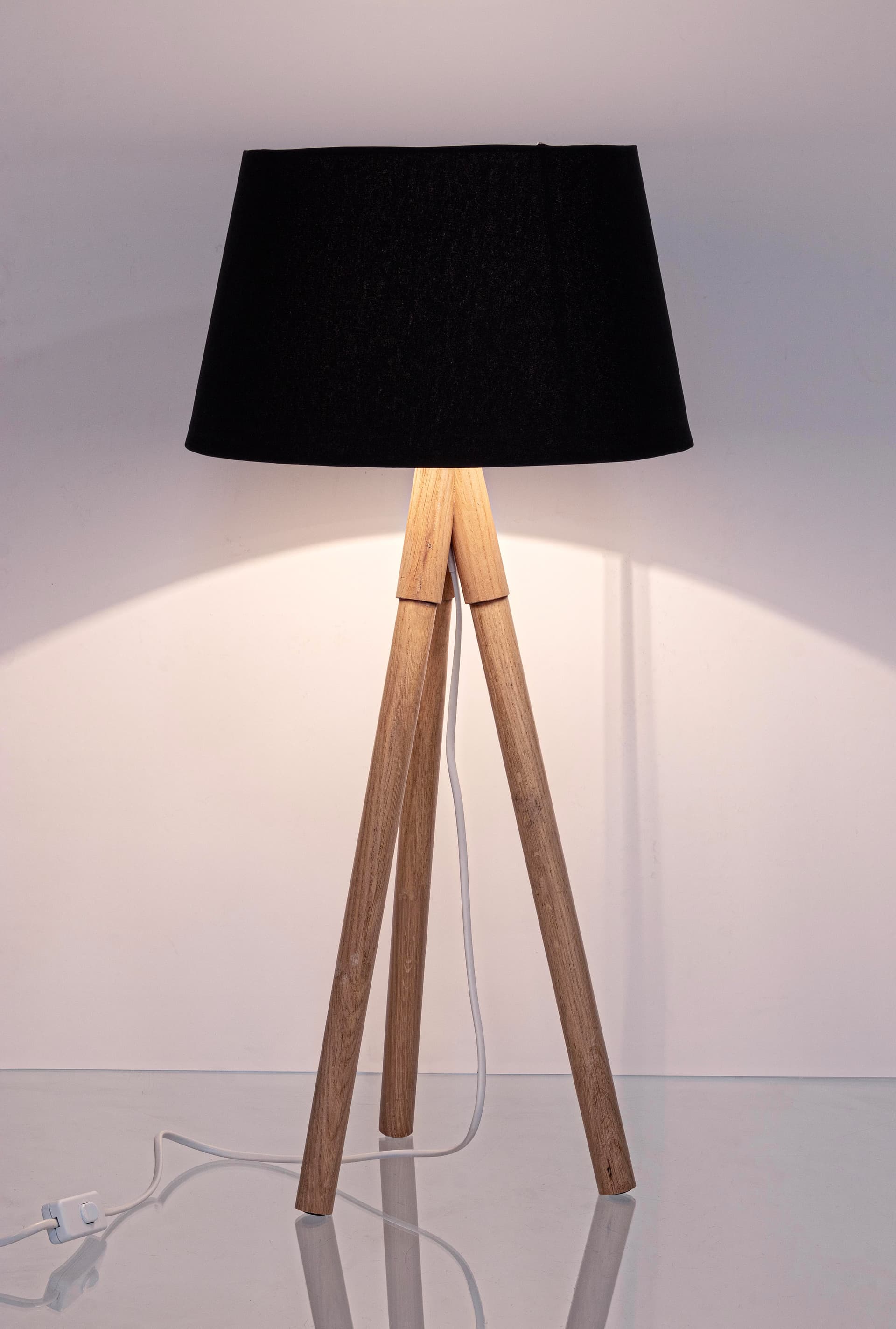 Lampada da tavolo "Wallas" treppiede in legno di quercia h 69 cm in Lampade da tavolo e abat-jour Decor Space - Altamura, commercioVirtuoso.it