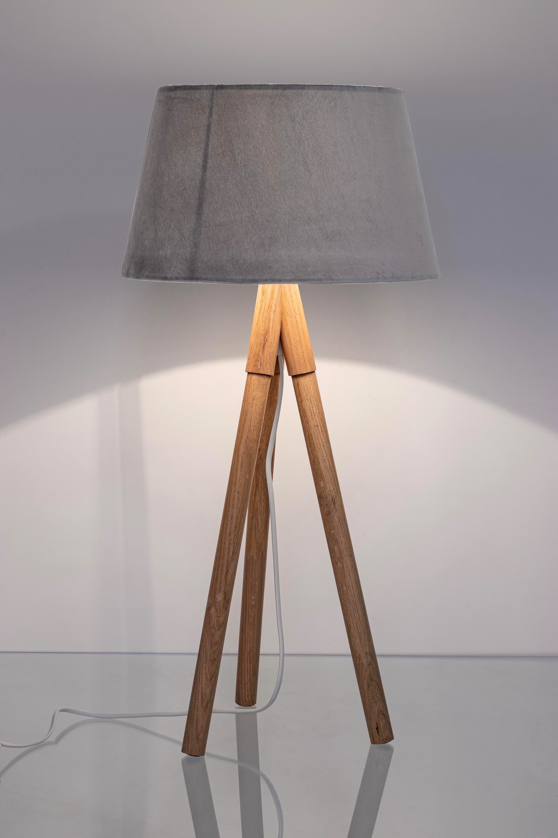 Lampada da tavolo "Wallas" treppiede in legno di quercia h 69 cm in Lampade da tavolo e abat-jour Decor Space - Altamura, commercioVirtuoso.it
