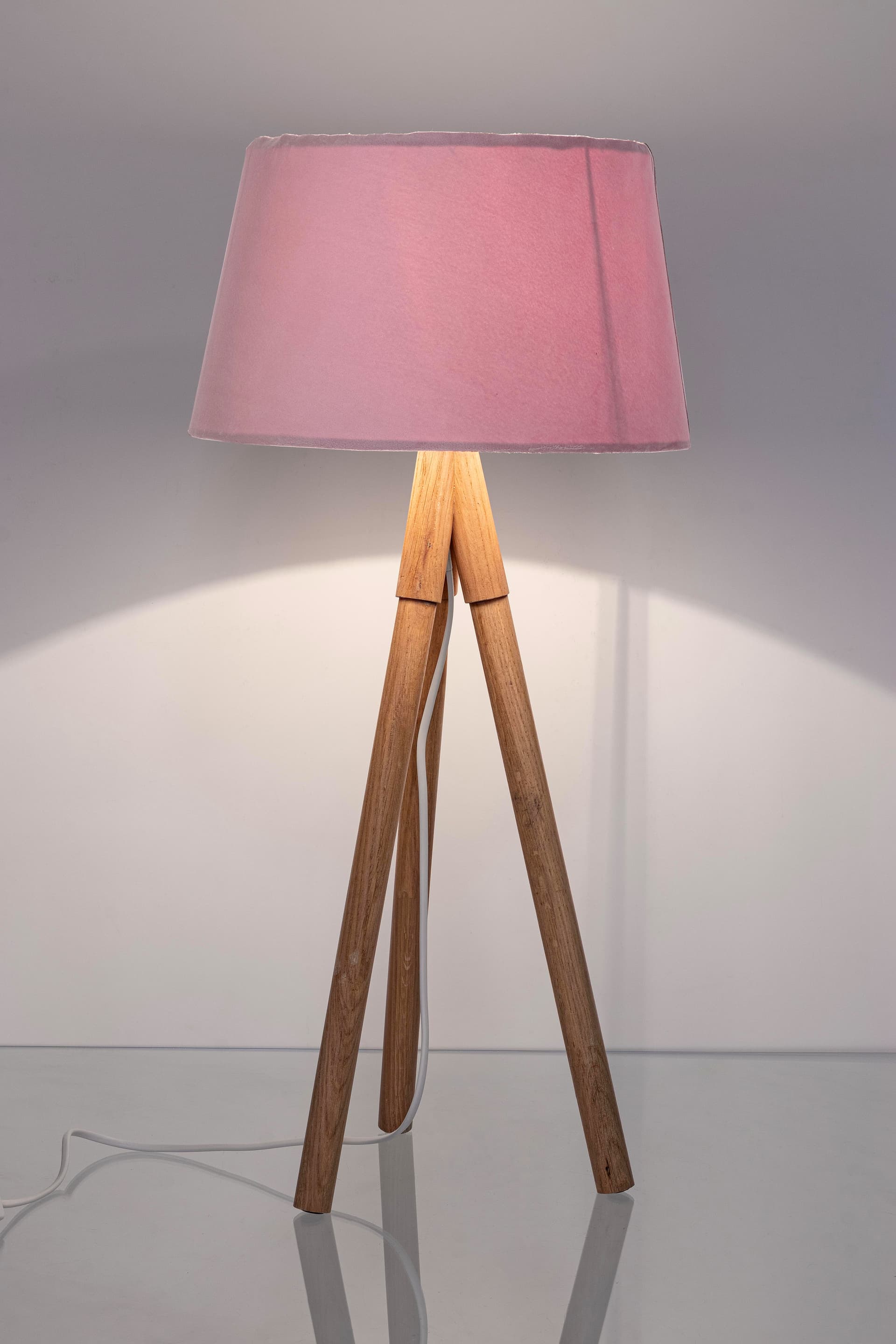 Lampada da tavolo "Wallas" treppiede in legno di quercia h 69 cm in Lampade da tavolo e abat-jour Decor Space - Altamura, commercioVirtuoso.it