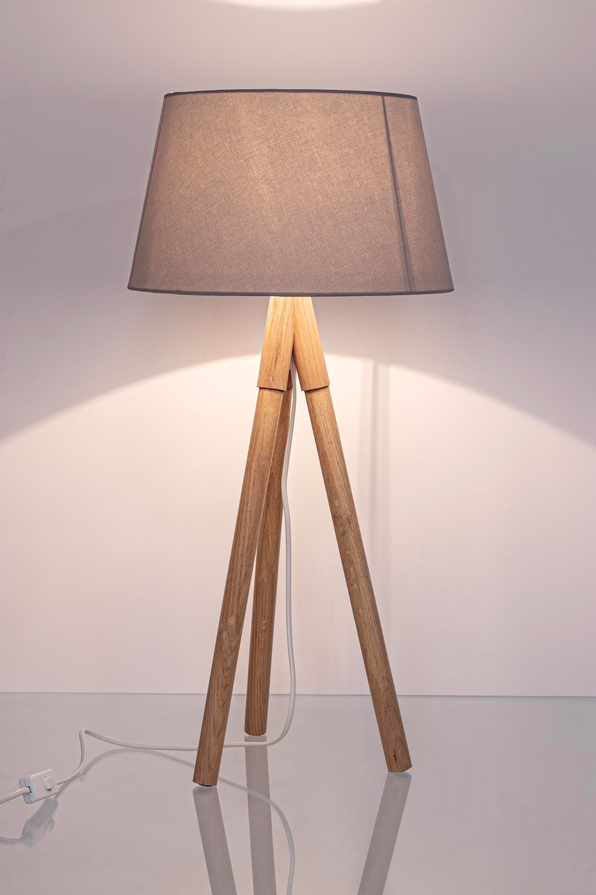 Lampada da tavolo "Wallas" treppiede in legno di quercia h 69 cm in Lampade da tavolo e abat-jour Decor Space - Altamura, commercioVirtuoso.it