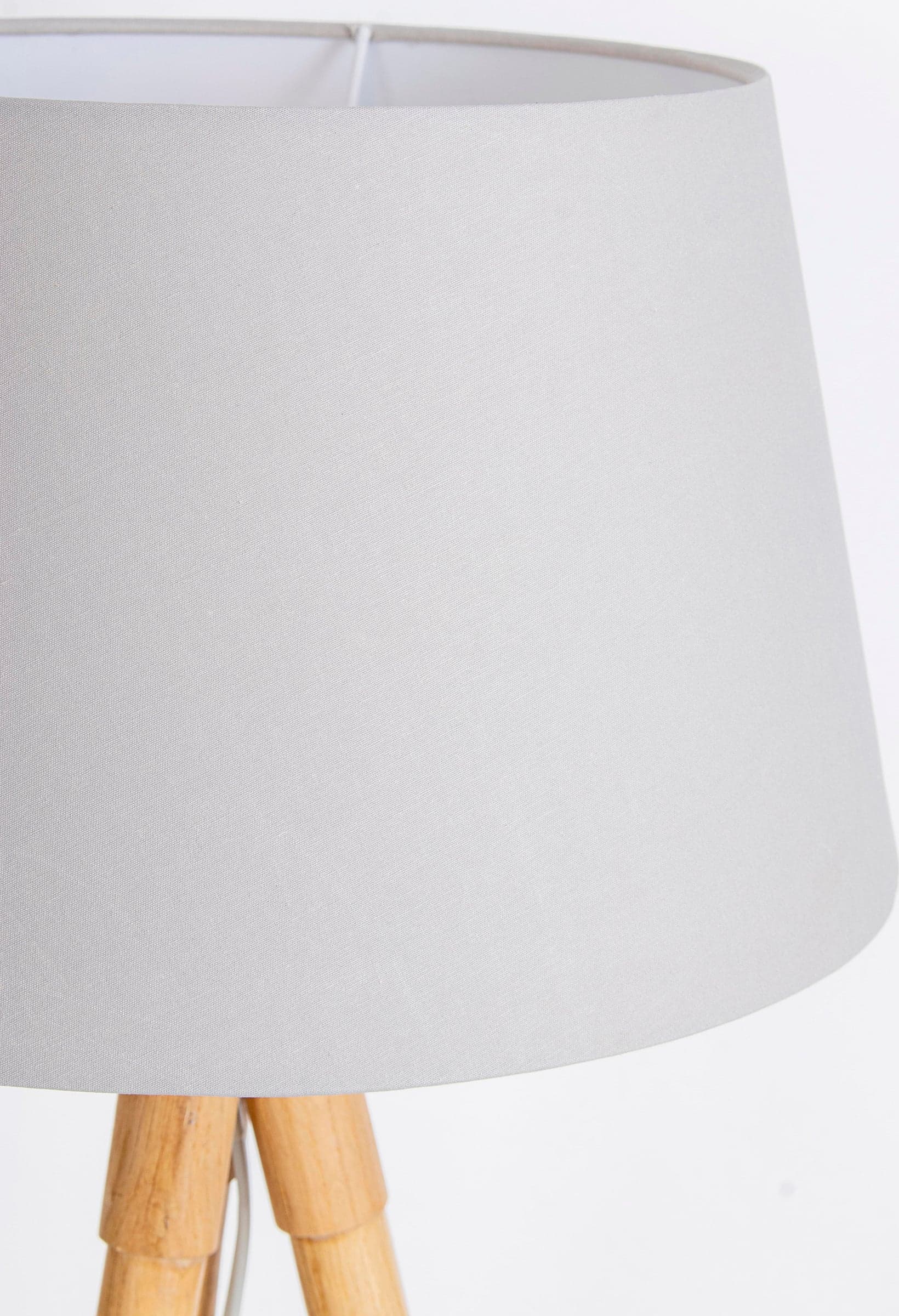 Lampada da tavolo "Wallas" treppiede in legno di quercia h 69 cm in Lampade da tavolo e abat-jour Decor Space - Altamura, commercioVirtuoso.it