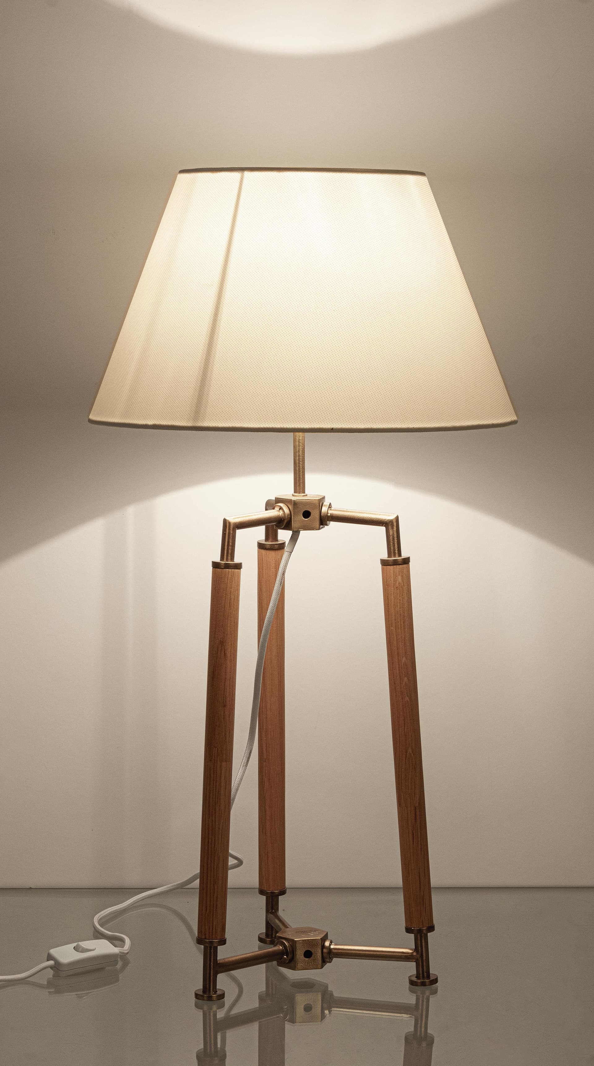 Lampada da tavolo "Ellinor" treppiede in legno di quesrcia h 65.5 cm in Lampade da tavolo e abat-jour Decor Space - Altamura, commercioVirtuoso.it