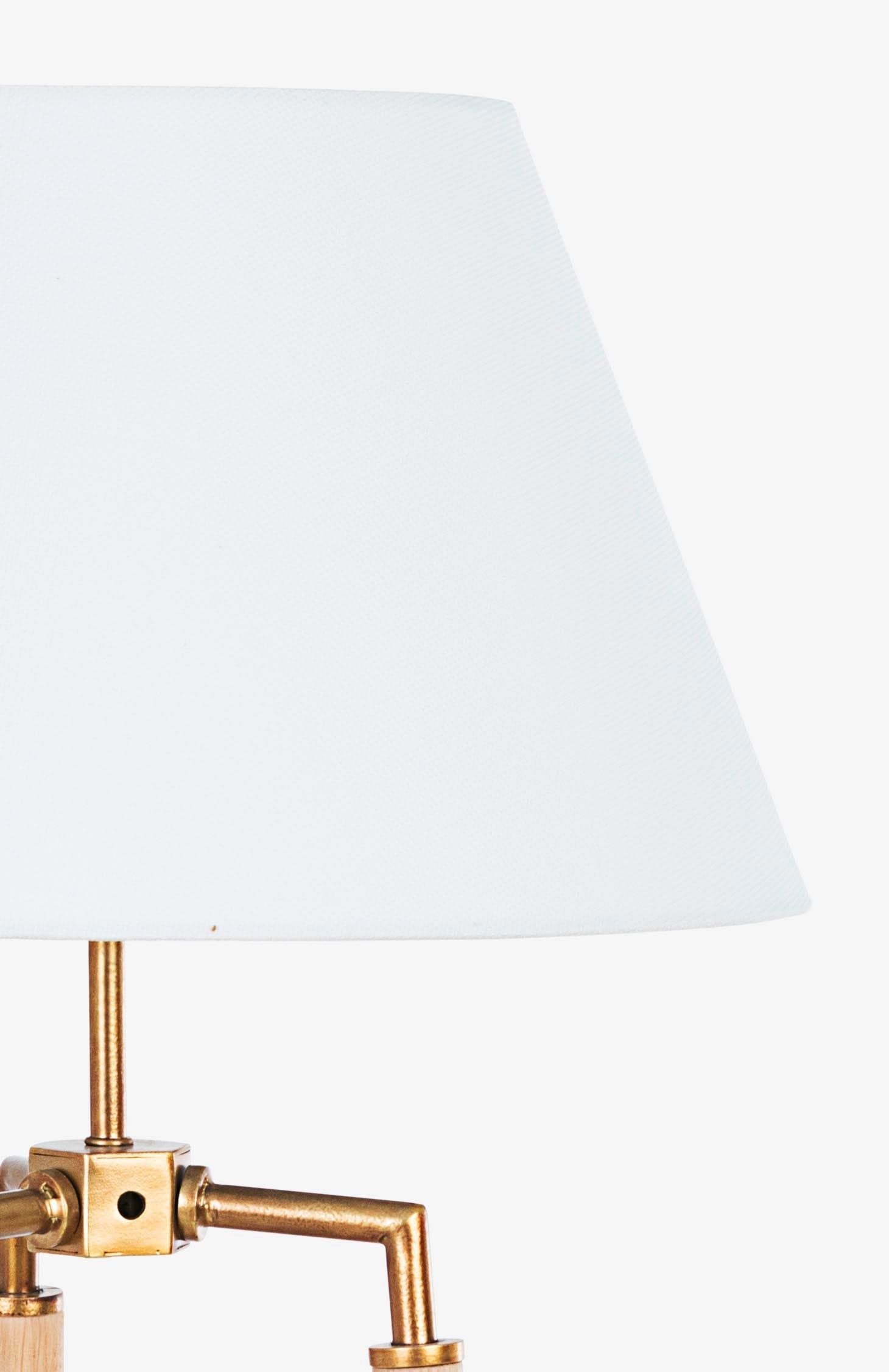 Lampada da tavolo "Ellinor" treppiede in legno di quesrcia h 65.5 cm in Lampade da tavolo e abat-jour Decor Space - Altamura, commercioVirtuoso.it
