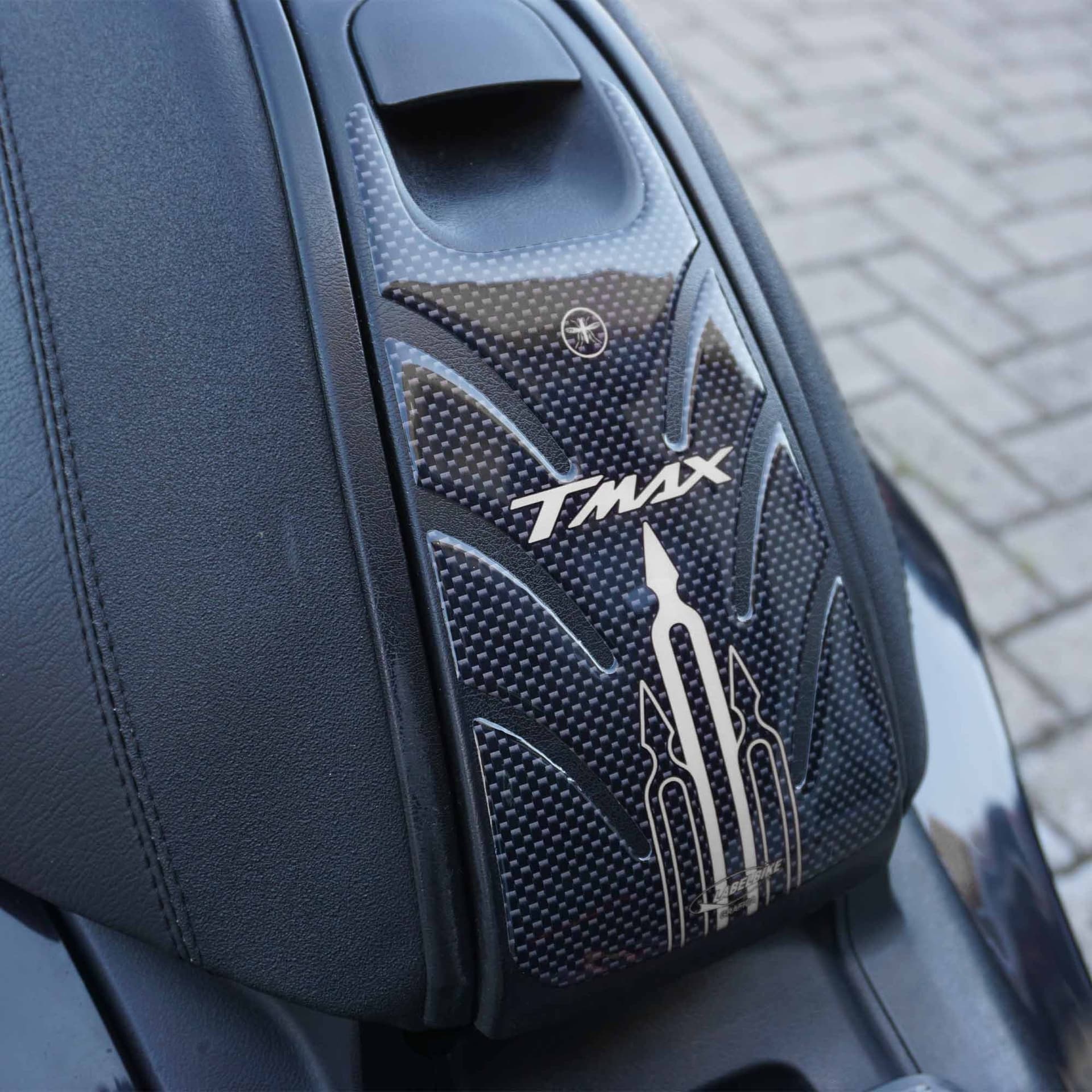ADESIVO SPORTELLO SERBATOIO TMAX compatibile per SCOOTER YAMAHA T MAX 2001-2007 – Carbonio-Bianco – Labelbike – sedia