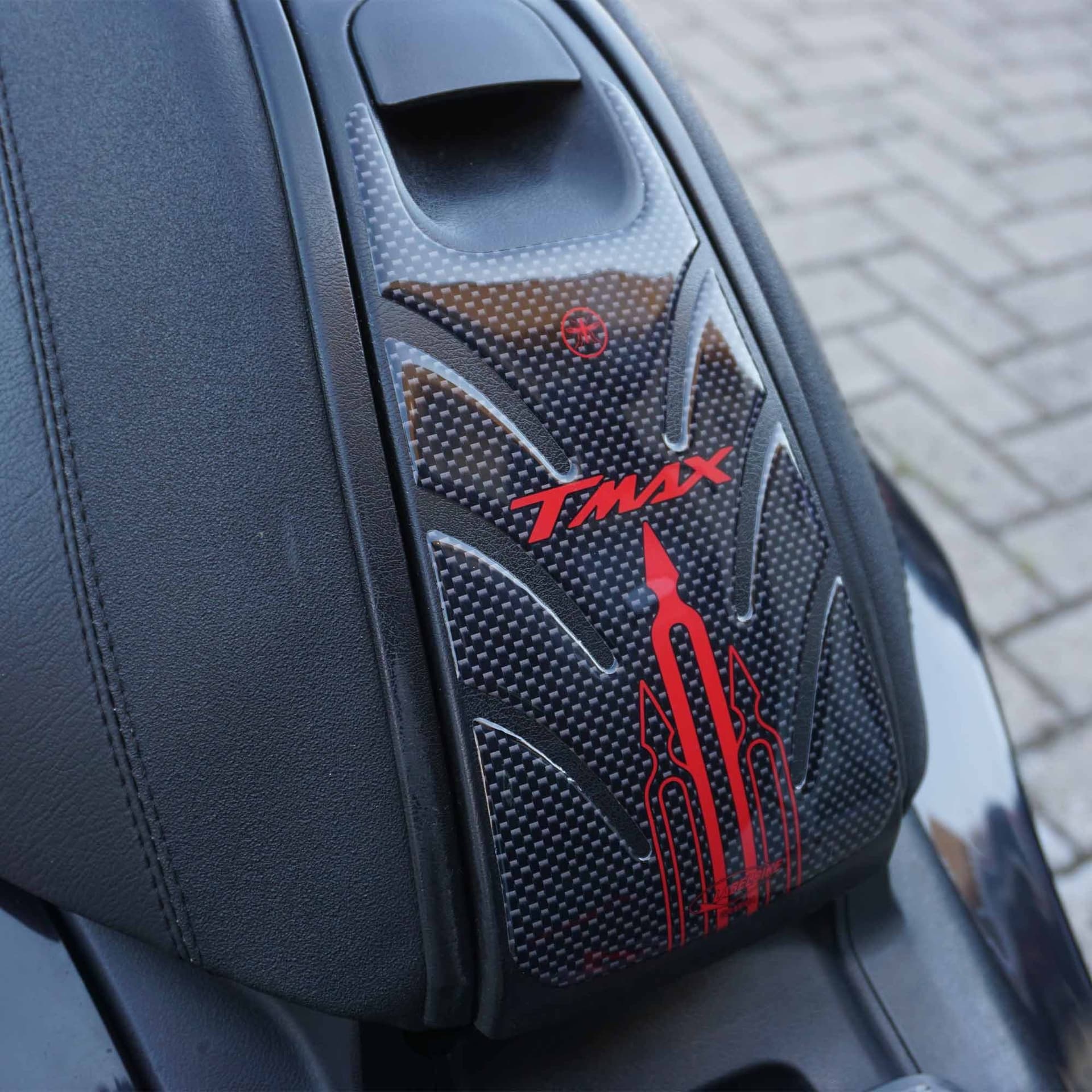 ADESIVO SPORTELLO SERBATOIO TMAX compatibile per SCOOTER YAMAHA T MAX 2001-2007 – Carbonio-Rosso – Labelbike – sedia
