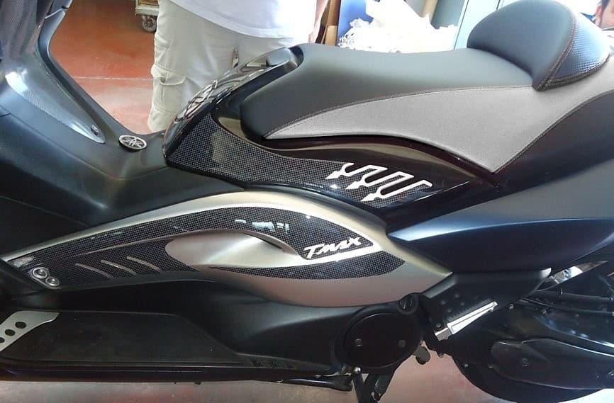 2 ADESIVI 3D GRANDI NERI-CARBONIO TUNING T MAX per SOTTO SELLA MOTO YAMAHA TMAX 08-11 - 9
