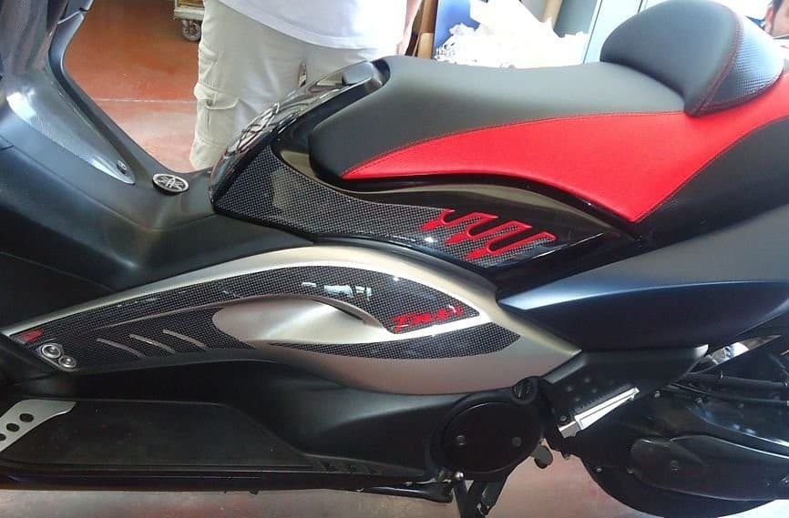 2 ADESIVI 3D GRANDI NERI-CARBONIO TUNING T MAX per SOTTO SELLA MOTO YAMAHA TMAX 08-11 - 10