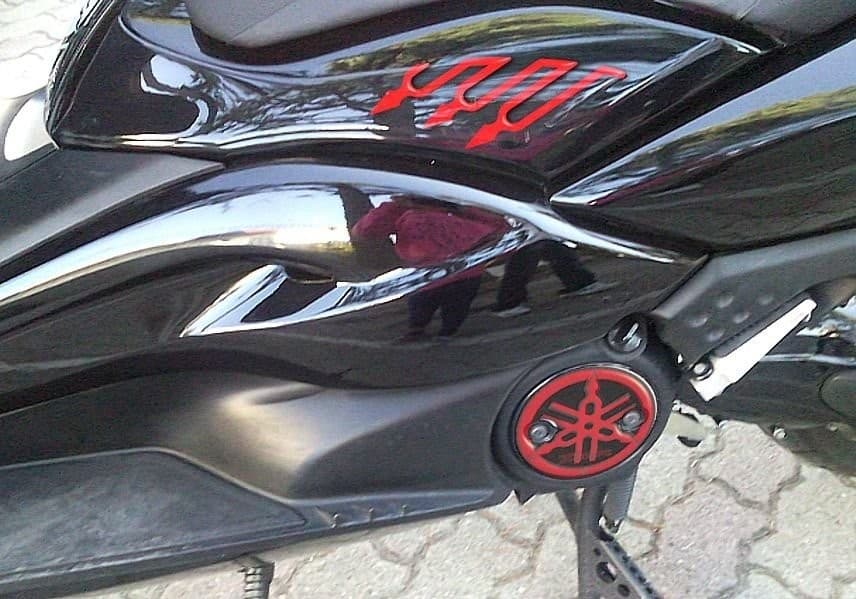 2 ADESIVI 3D GRANDI NERI-CARBONIO TUNING T MAX per SOTTO SELLA MOTO YAMAHA TMAX 08-11 - 12