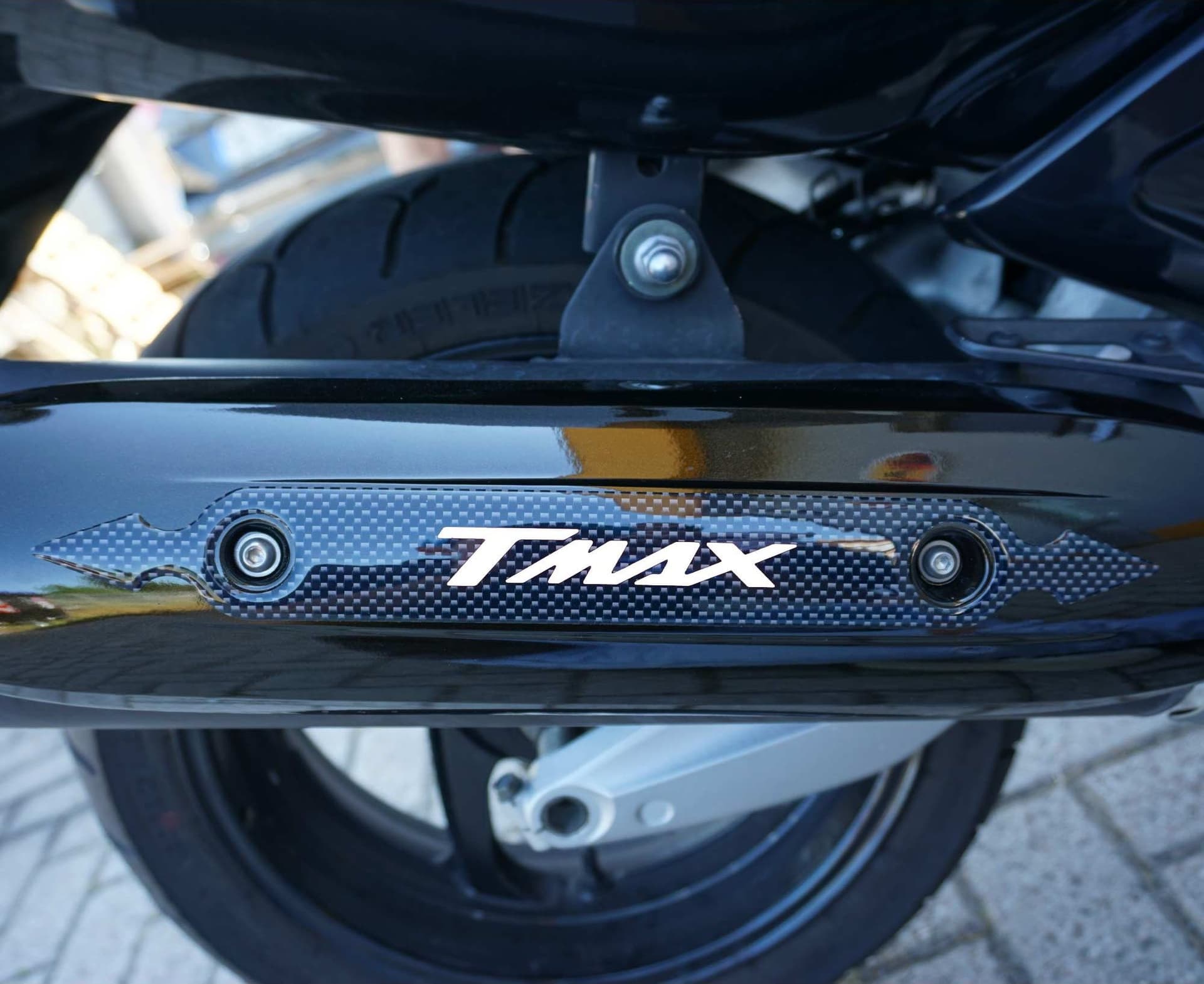 ADESIVO PROTEZIONE MARMITTA TMAX  SCARICO compatibile per YAMAHA T MAX 2001-2007 – Carbonio-Bianco – Labelbike – argentato